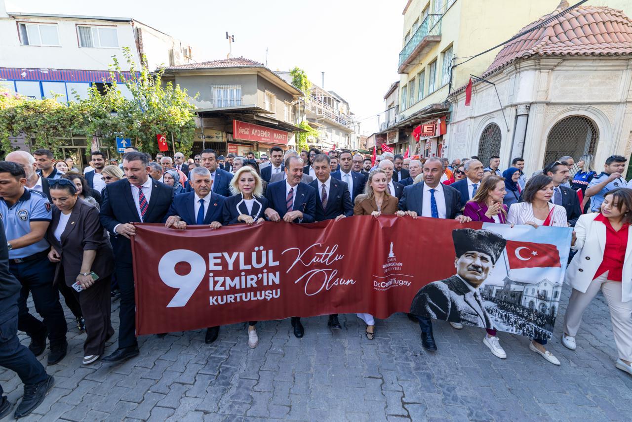 İzmir'de 9 Eylül kutlamaları 'Zafer Yürüyüşü' ile başladı