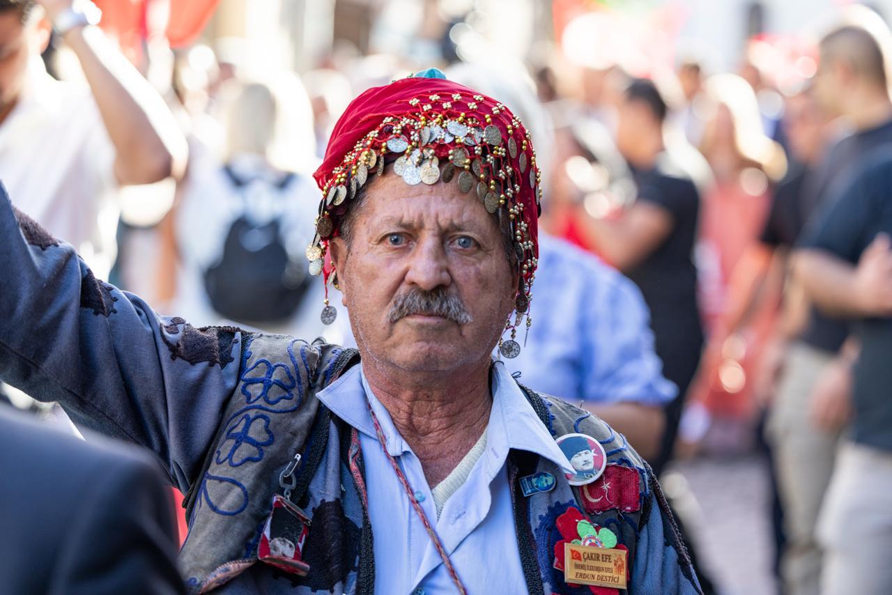 İzmir'de 9 Eylül kutlamaları 'Zafer Yürüyüşü' ile başladı