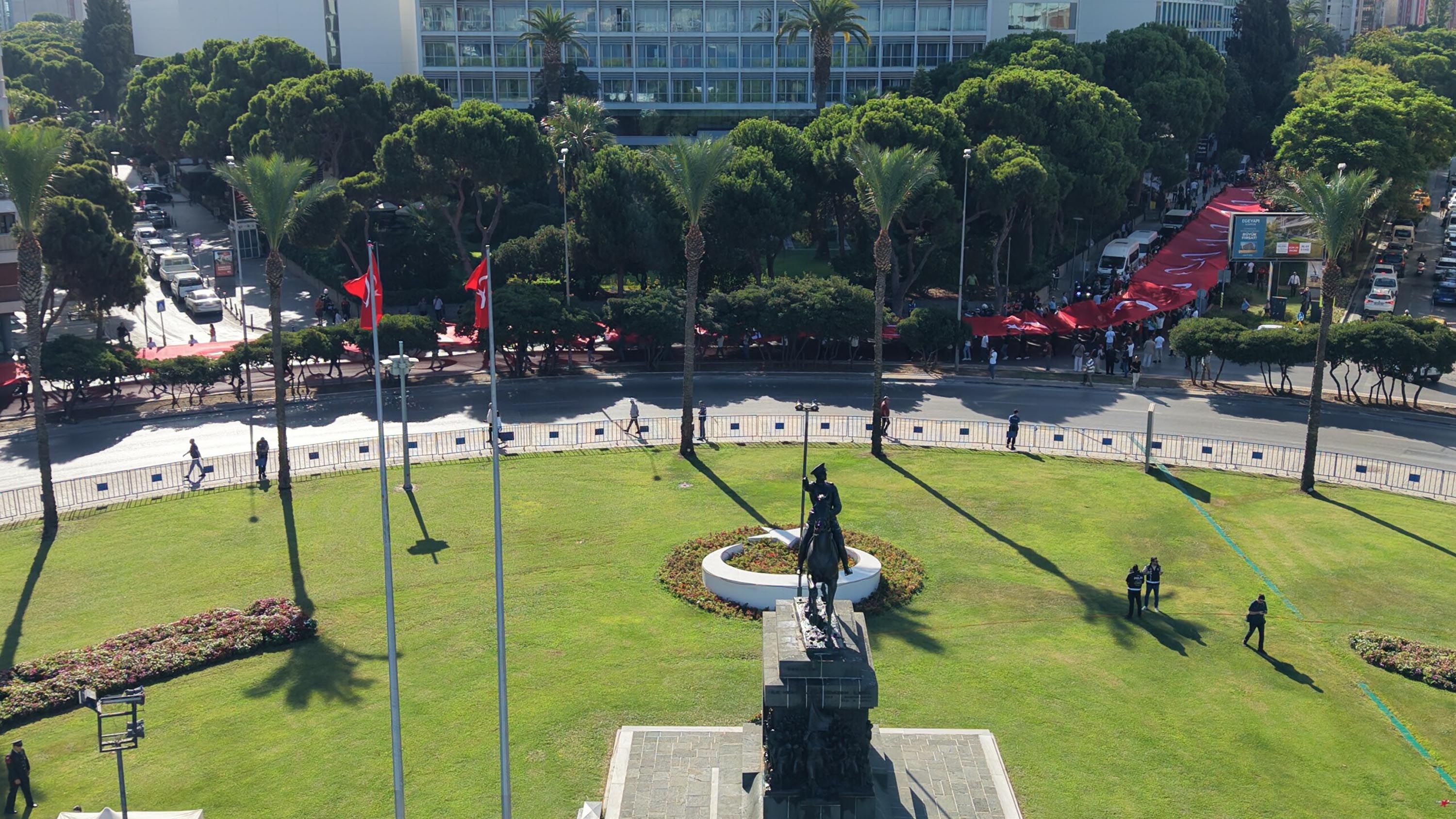 İzmir'de 9 Eylül kutlamaları 'Zafer Yürüyüşü' ile başladı