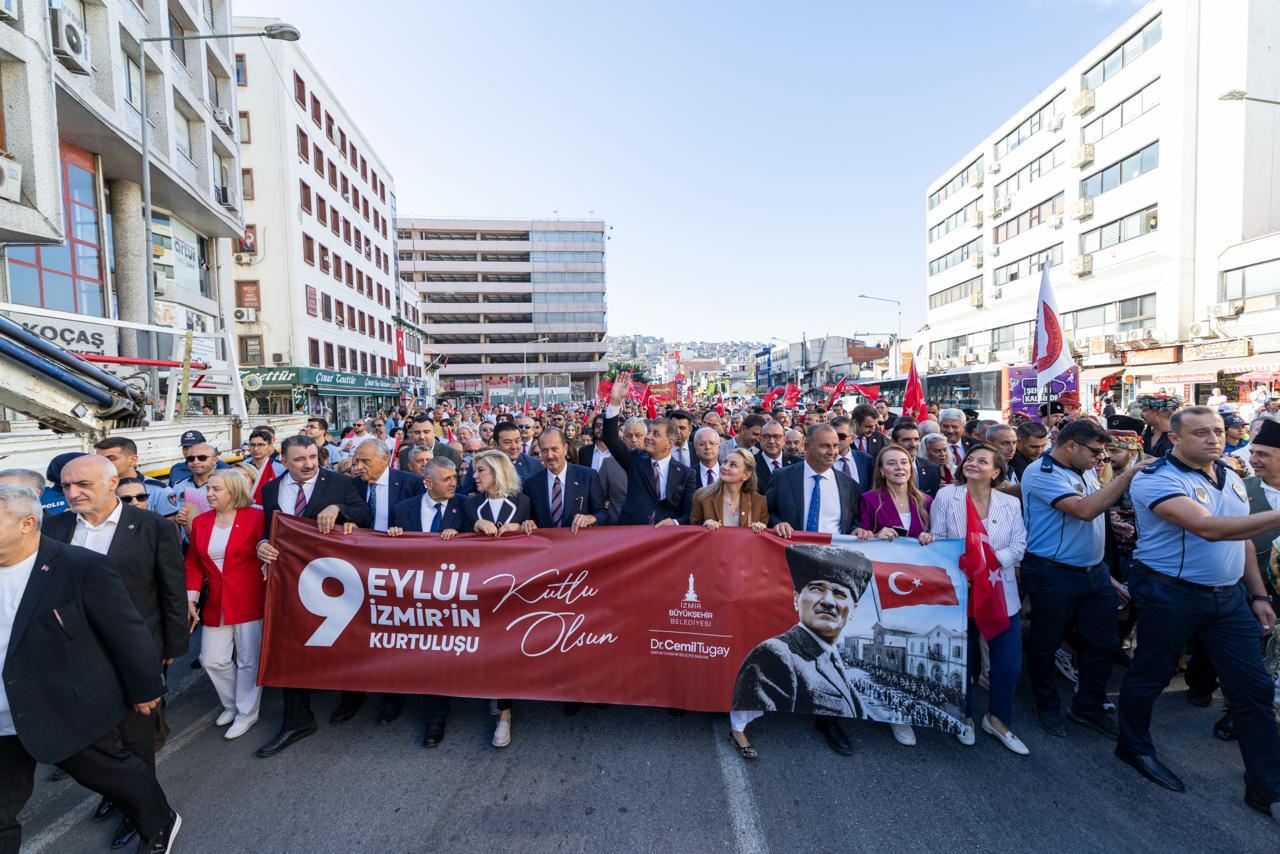 İzmir'de 9 Eylül kutlamaları 'Zafer Yürüyüşü' ile başladı