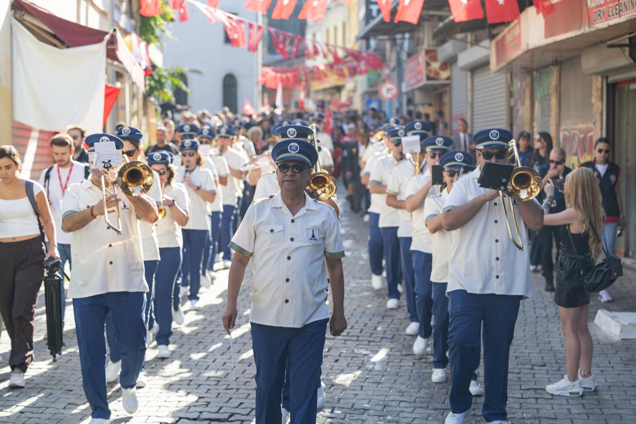 İzmir'de 9 Eylül kutlamaları 'Zafer Yürüyüşü' ile başladı