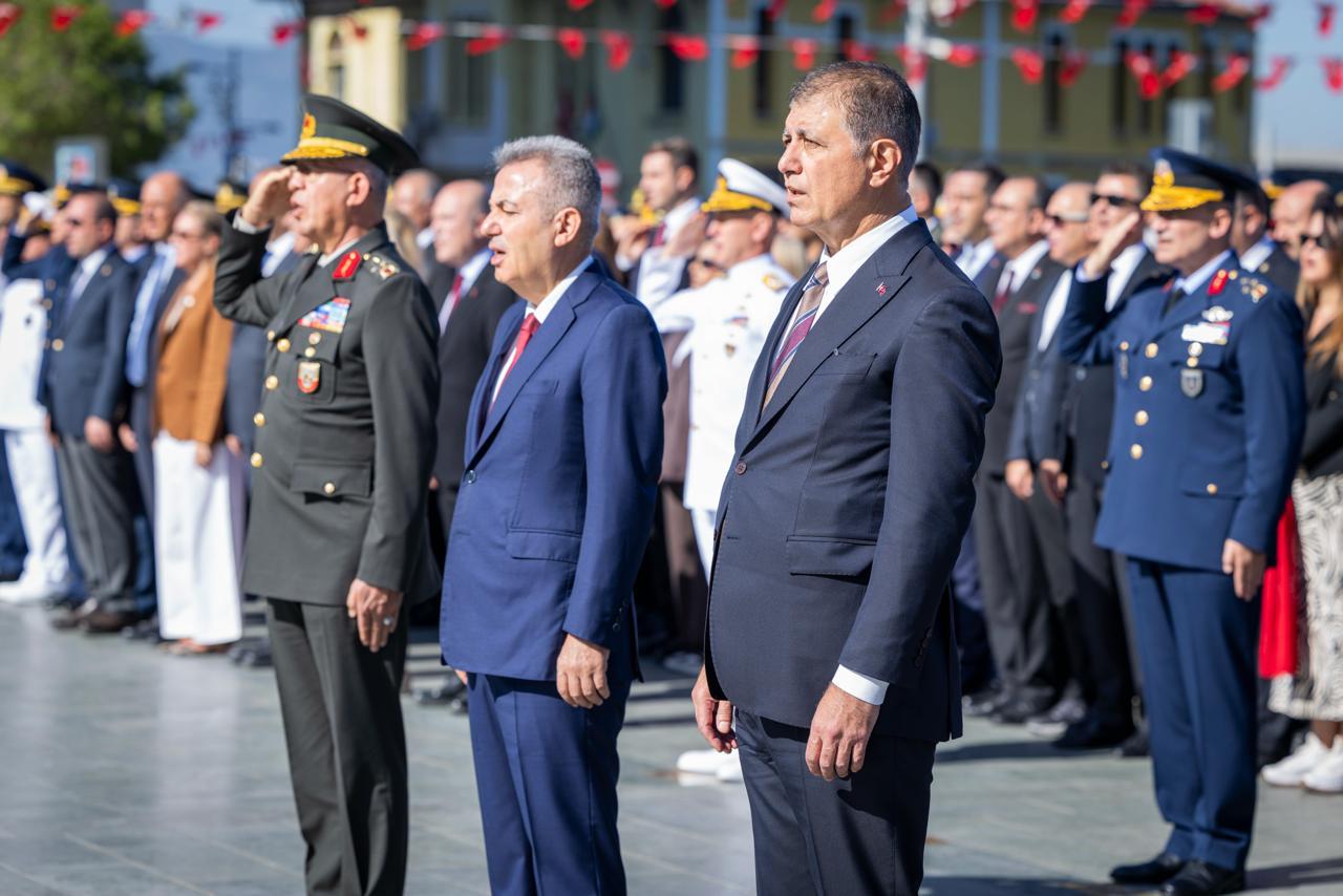 İzmir'de 9 Eylül kutlamaları 'Zafer Yürüyüşü' ile başladı