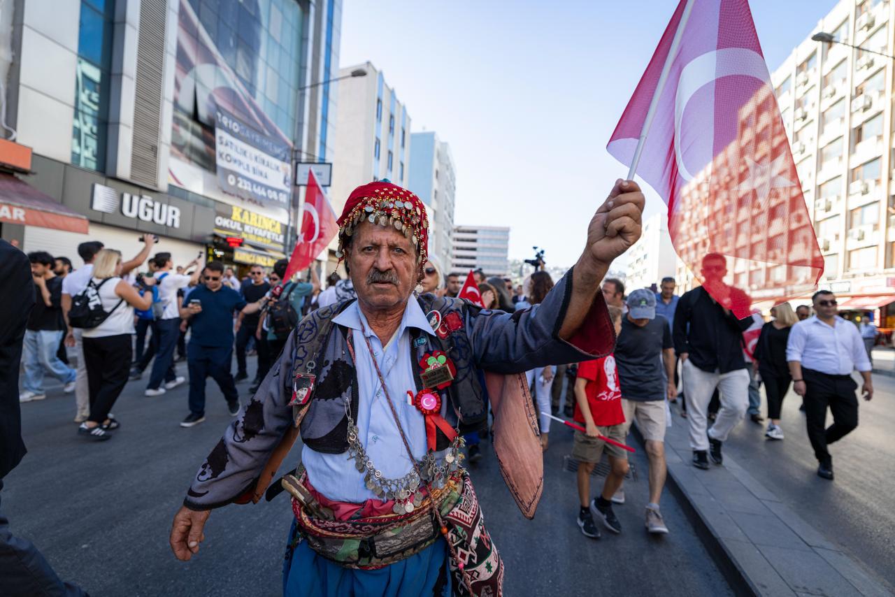İzmir'de 9 Eylül kutlamaları 'Zafer Yürüyüşü' ile başladı