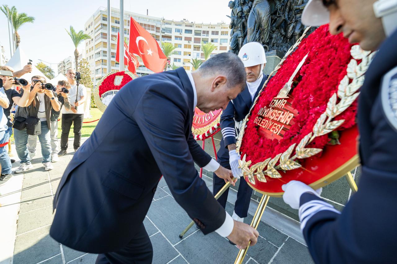 İzmir'de 9 Eylül kutlamaları 'Zafer Yürüyüşü' ile başladı