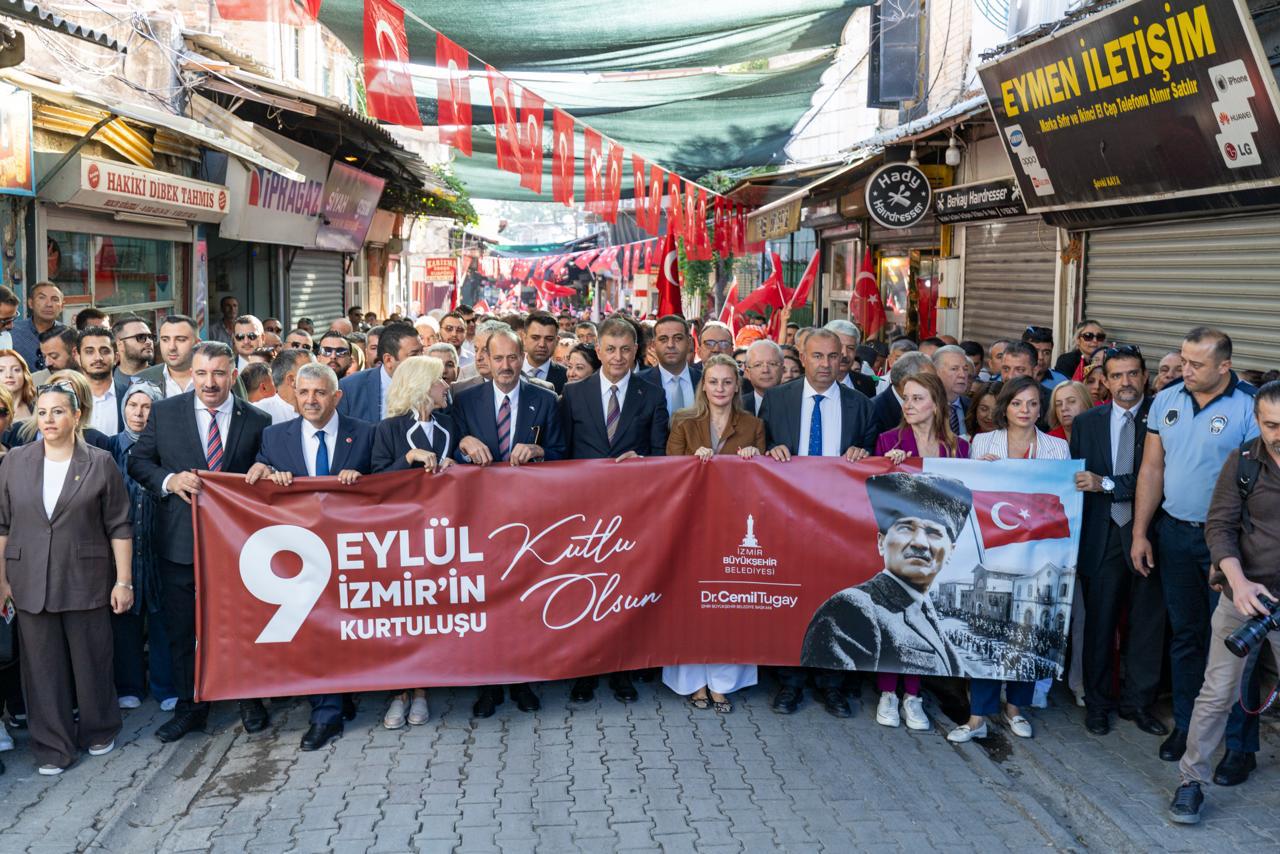 İzmir'de 9 Eylül kutlamaları 'Zafer Yürüyüşü' ile başladı