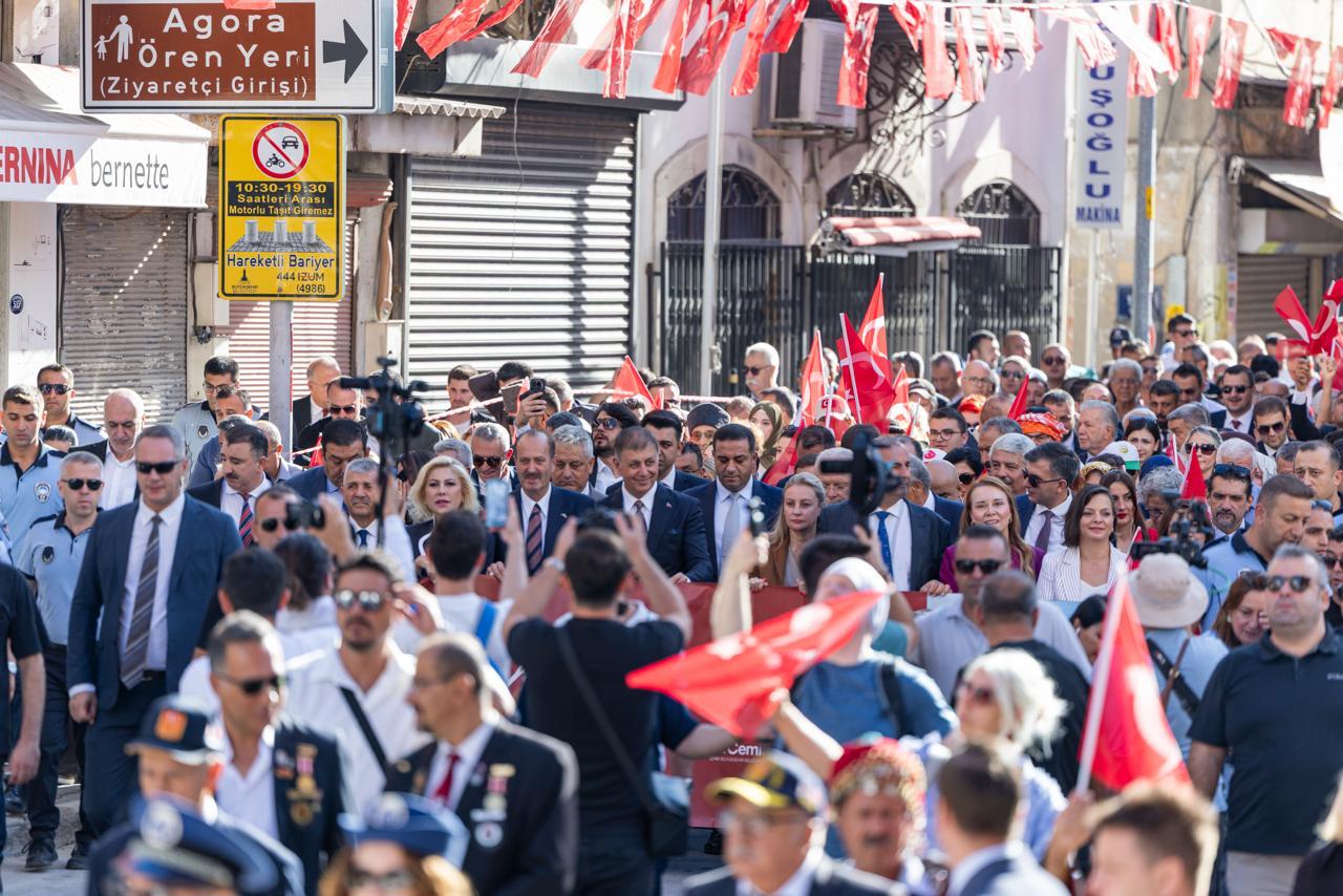 İzmir'de 9 Eylül kutlamaları 'Zafer Yürüyüşü' ile başladı