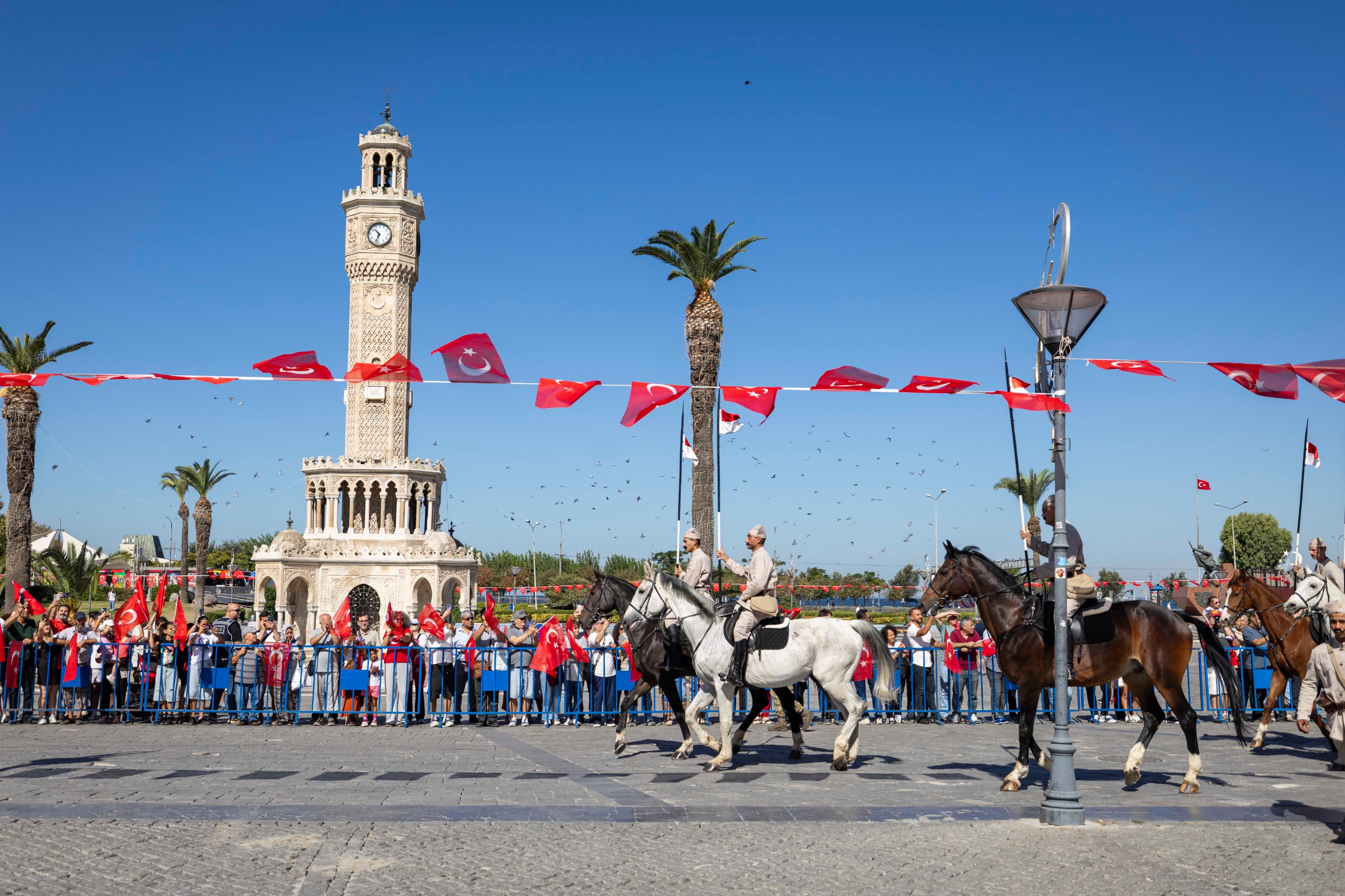 9 Eylül coşkusu Süvari Birlikleri’nin bayrak töreniyle devam ediyor 104 yıldır aynı heyecanla