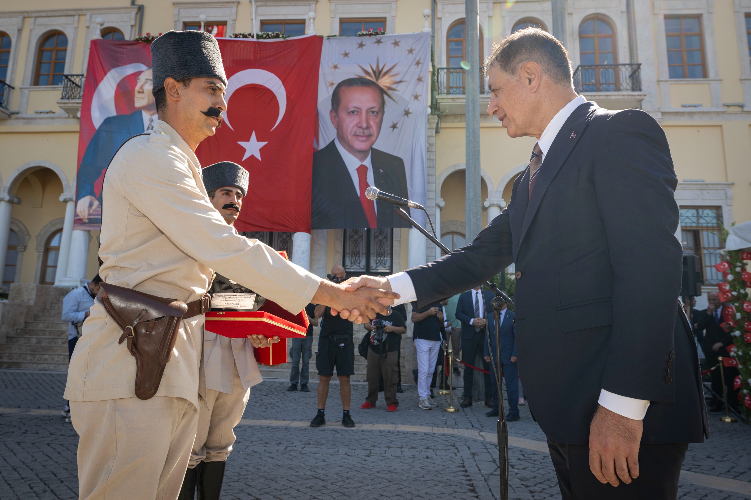 9 Eylül coşkusu Süvari Birlikleri’nin bayrak töreniyle devam ediyor 104 yıldır aynı heyecanla