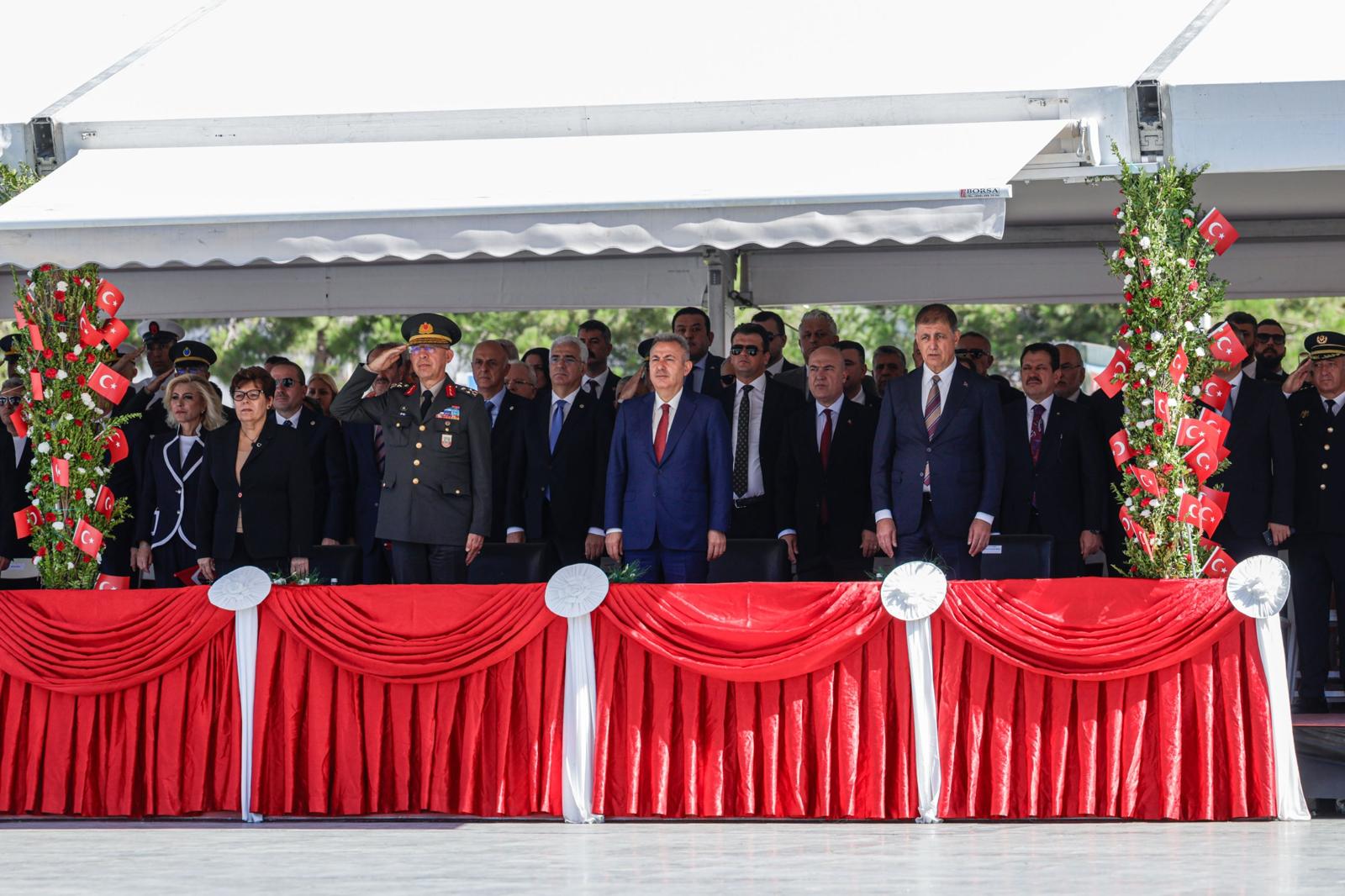 9 Eylül coşkusu Süvari Birlikleri’nin bayrak töreniyle devam ediyor 104 yıldır aynı heyecanla