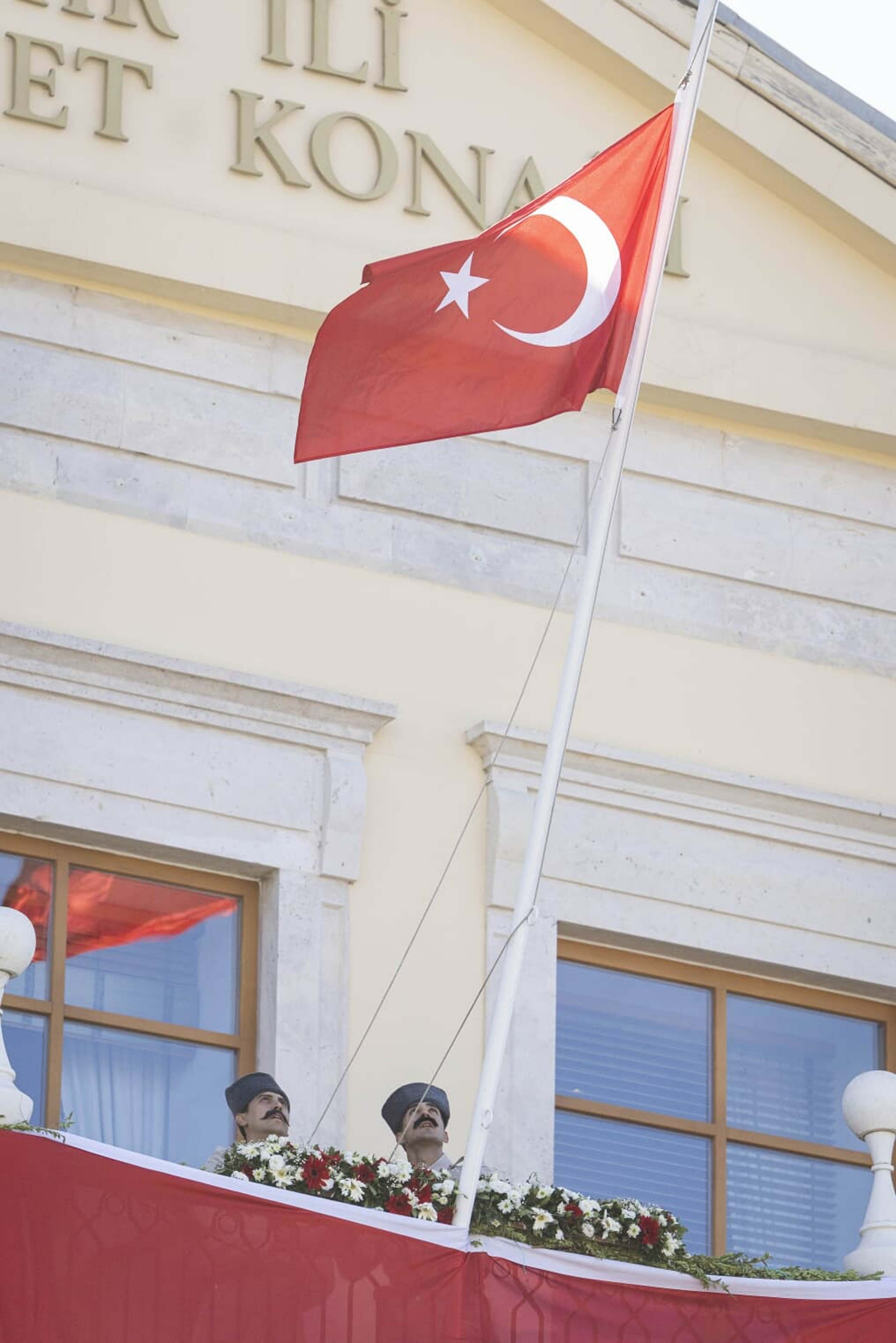 9 Eylül coşkusu Süvari Birlikleri’nin bayrak töreniyle devam ediyor 104 yıldır aynı heyecanla