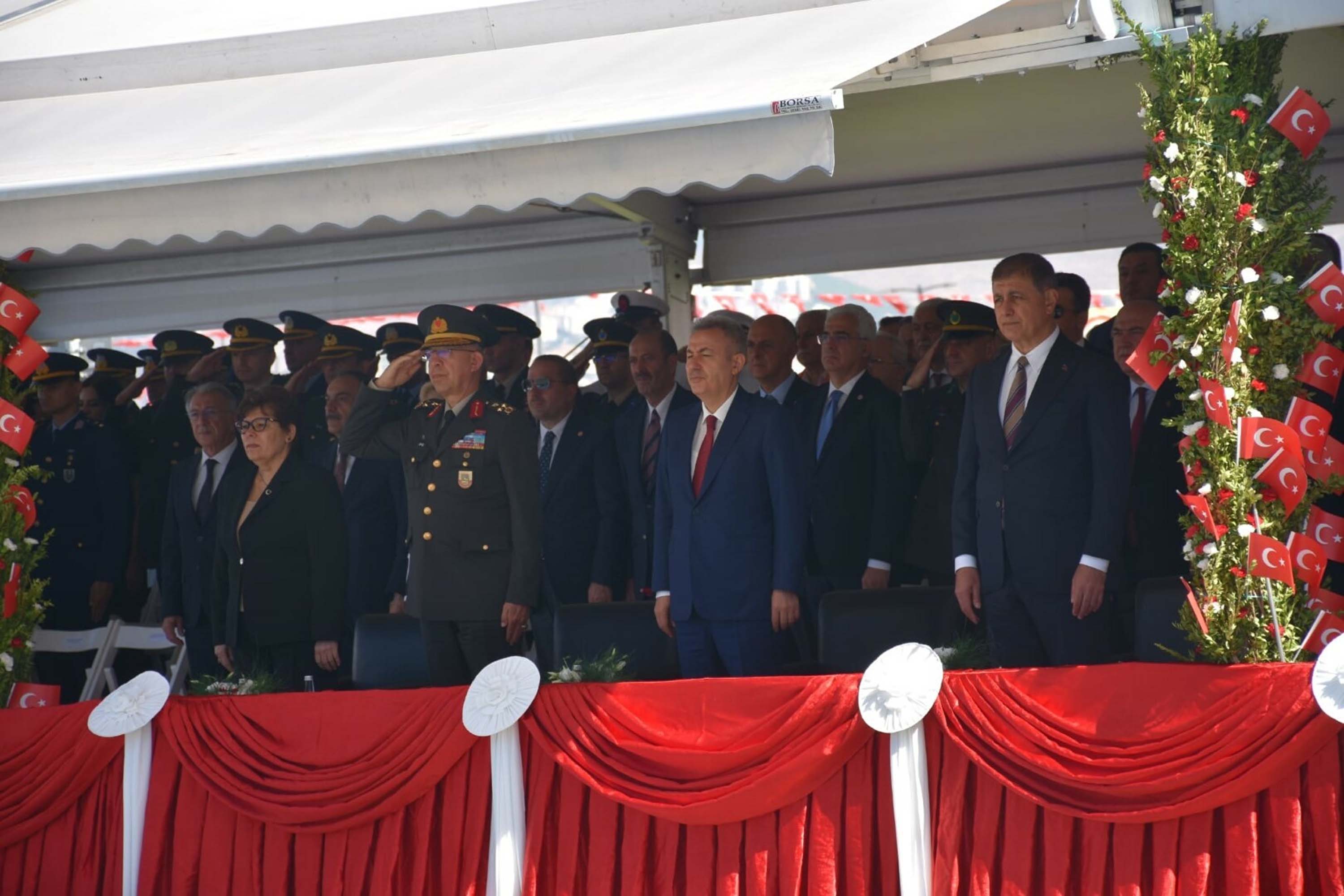 9 Eylül coşkusu Süvari Birlikleri’nin bayrak töreniyle devam ediyor 104 yıldır aynı heyecanla