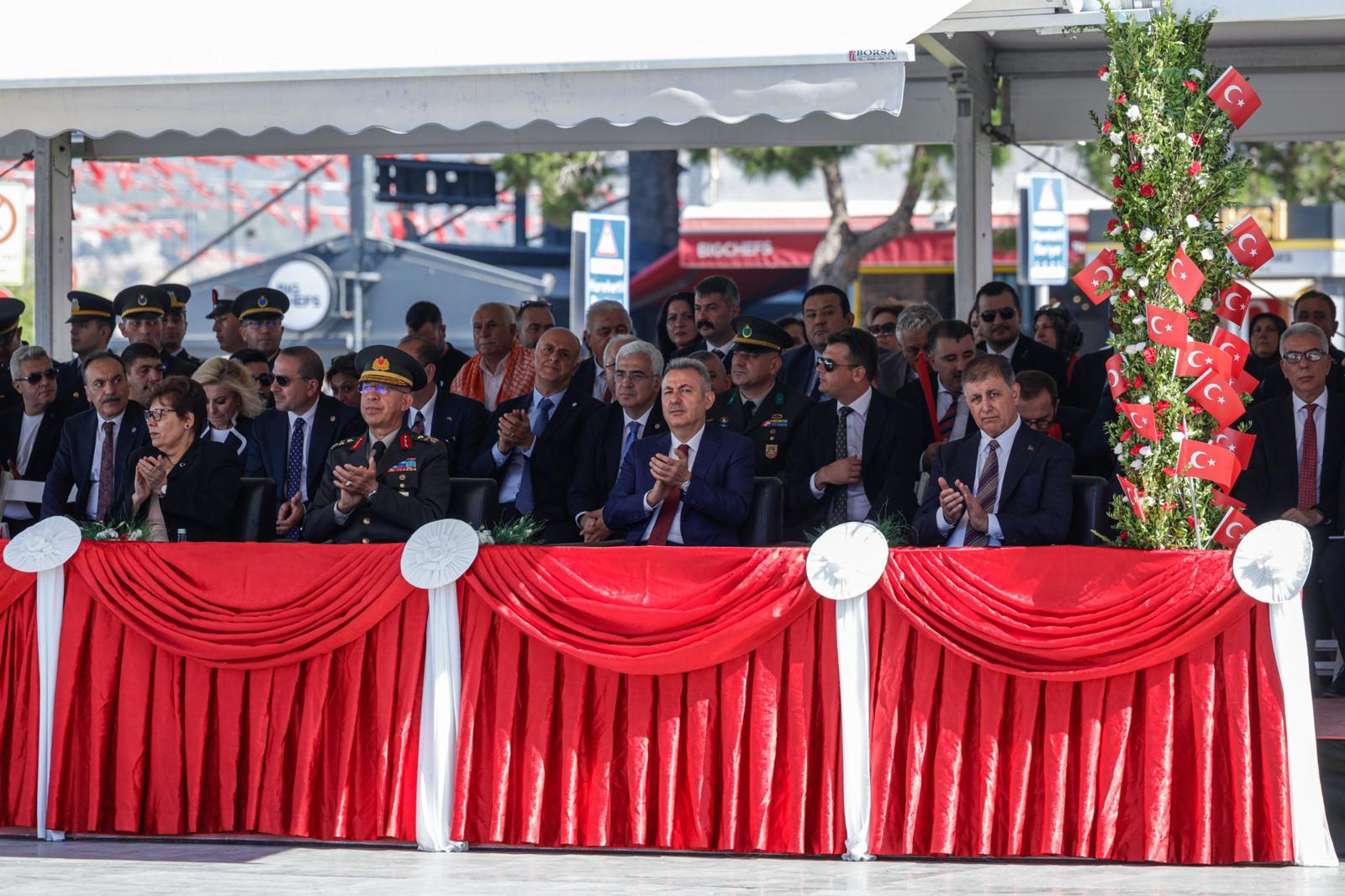 9 Eylül coşkusu Süvari Birlikleri’nin bayrak töreniyle devam ediyor 104 yıldır aynı heyecanla