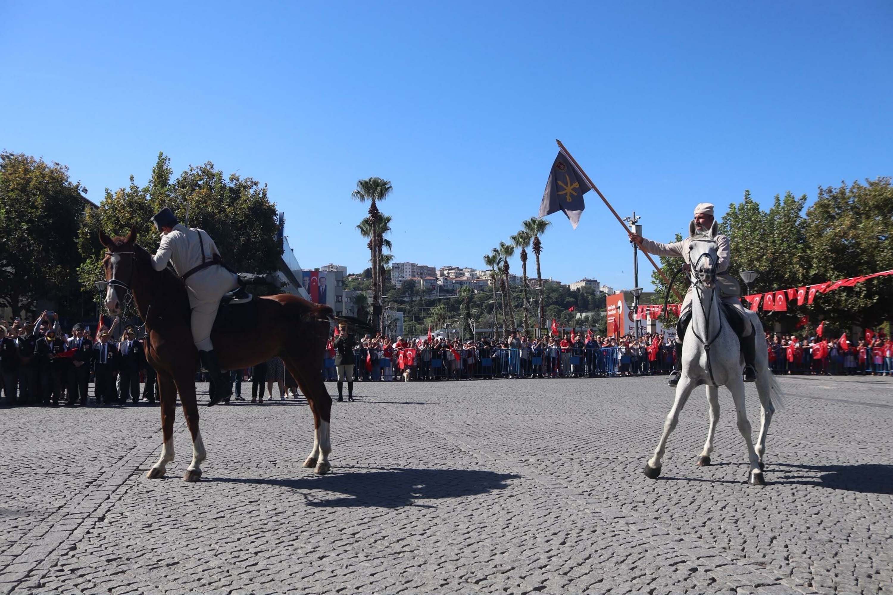 9 Eylül coşkusu Süvari Birlikleri’nin bayrak töreniyle devam ediyor 104 yıldır aynı heyecanla