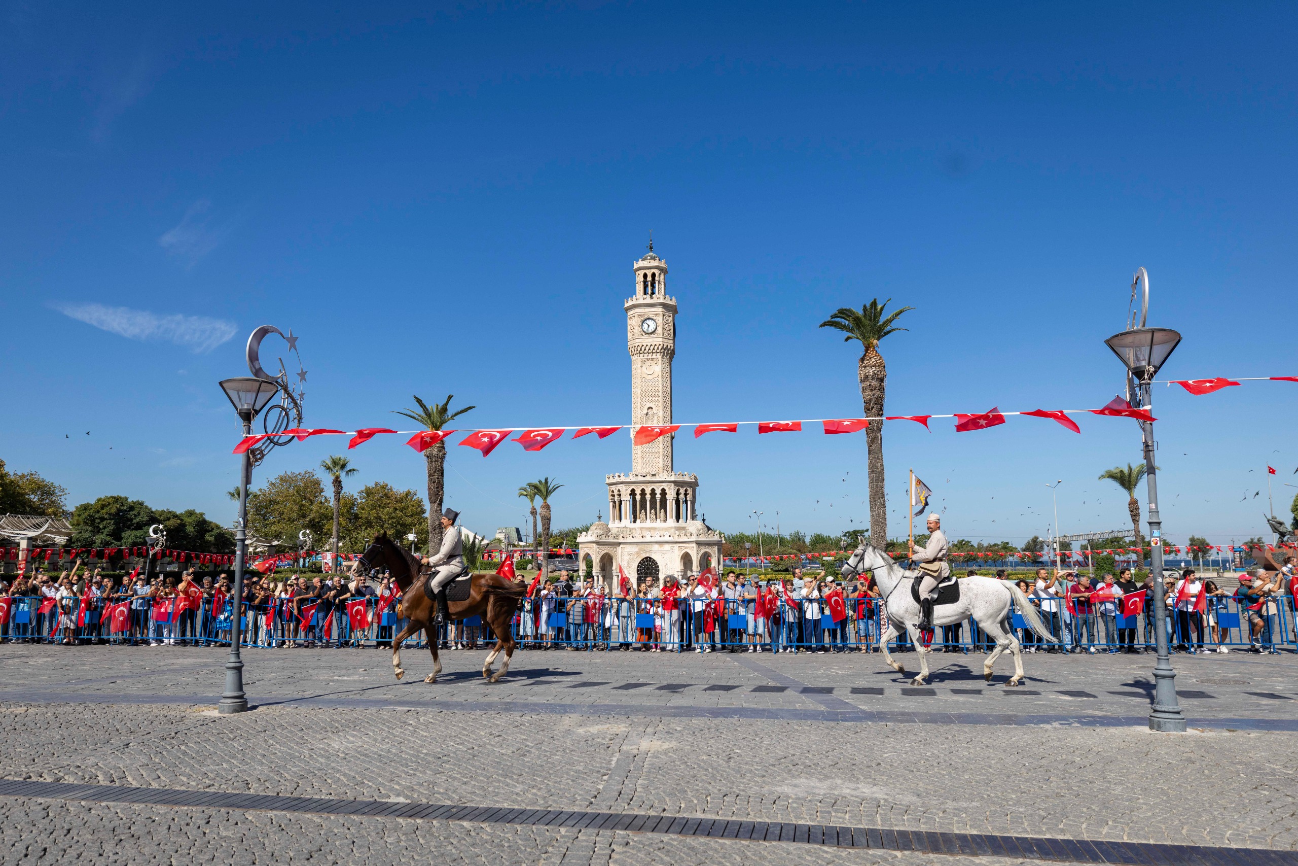 9 Eylül coşkusu Süvari Birlikleri’nin bayrak töreniyle devam ediyor 104 yıldır aynı heyecanla