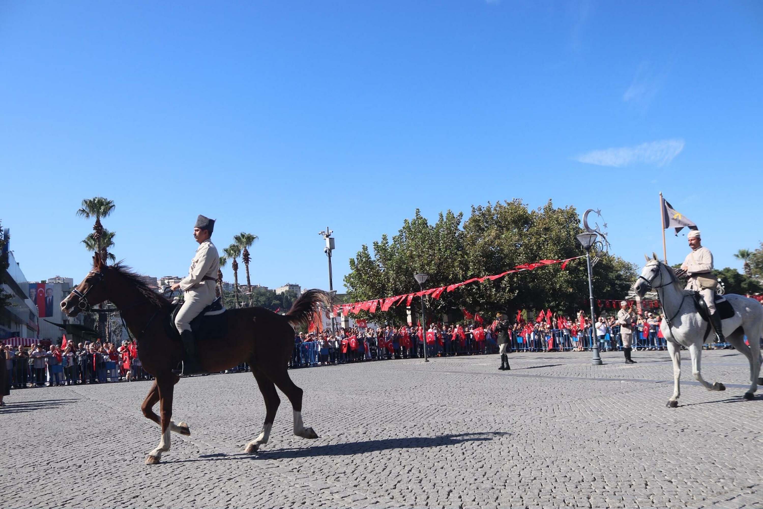 9 Eylül coşkusu Süvari Birlikleri’nin bayrak töreniyle devam ediyor 104 yıldır aynı heyecanla