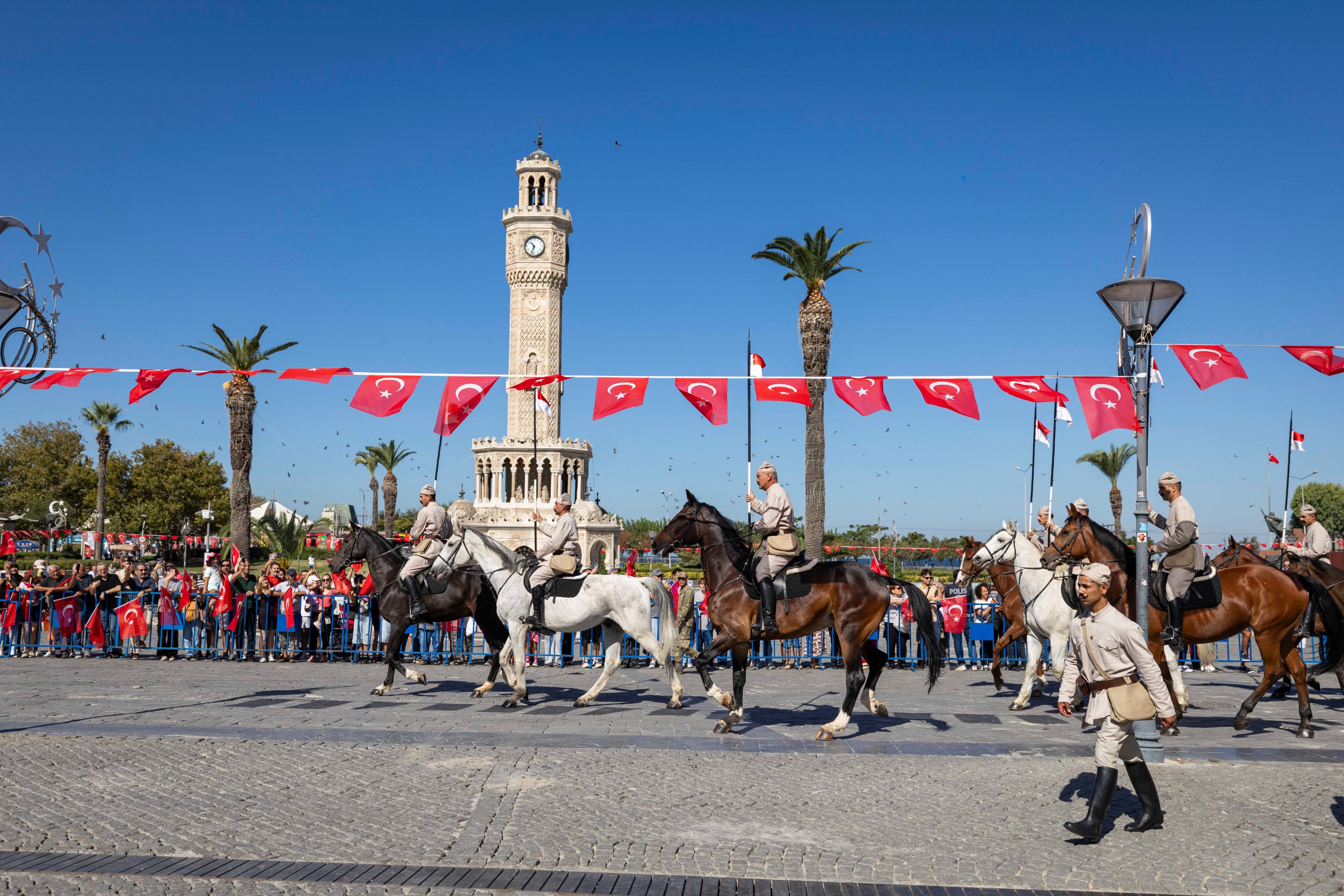 9 Eylül coşkusu Süvari Birlikleri’nin bayrak töreniyle devam ediyor 104 yıldır aynı heyecanla
