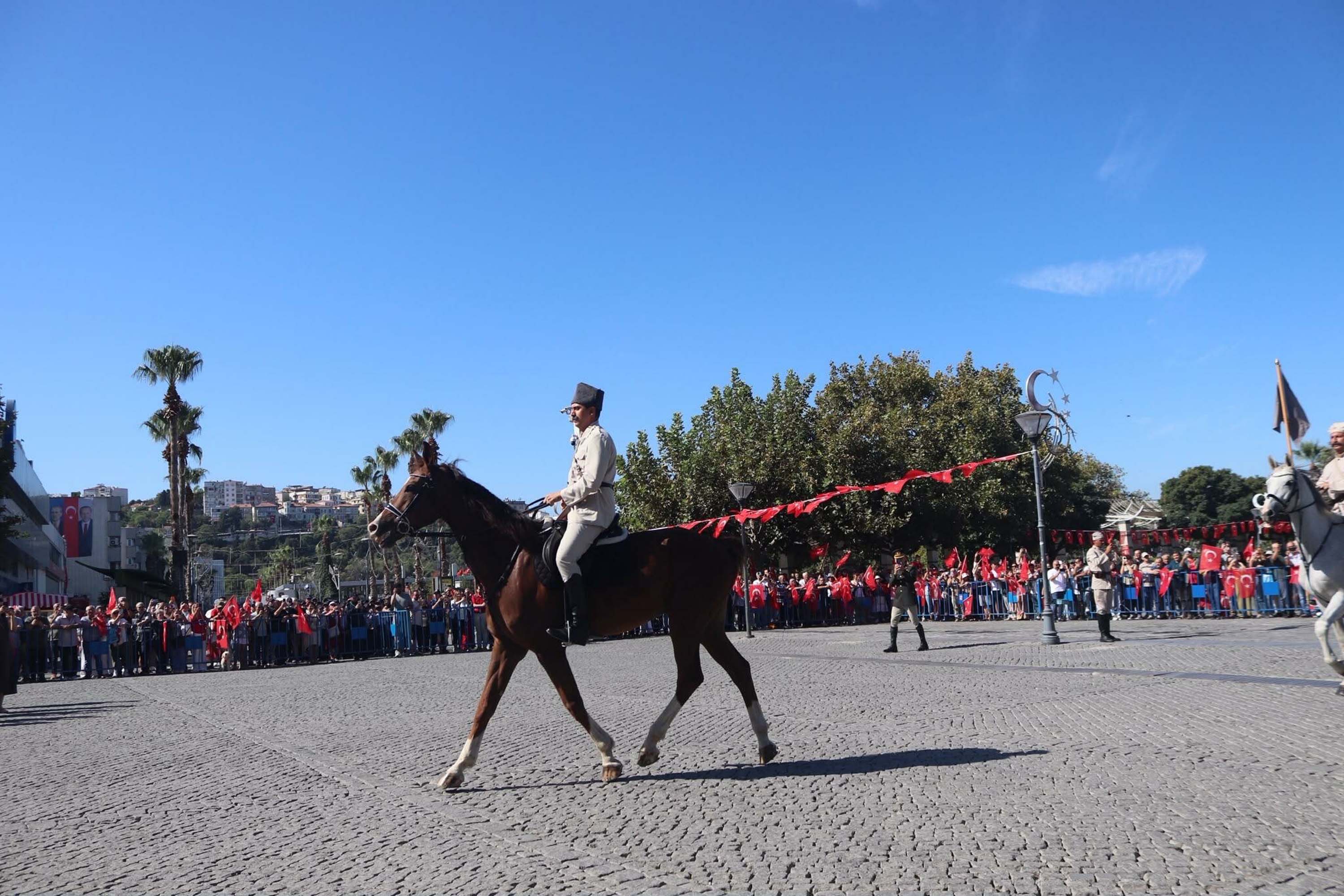 9 Eylül coşkusu Süvari Birlikleri’nin bayrak töreniyle devam ediyor 104 yıldır aynı heyecanla