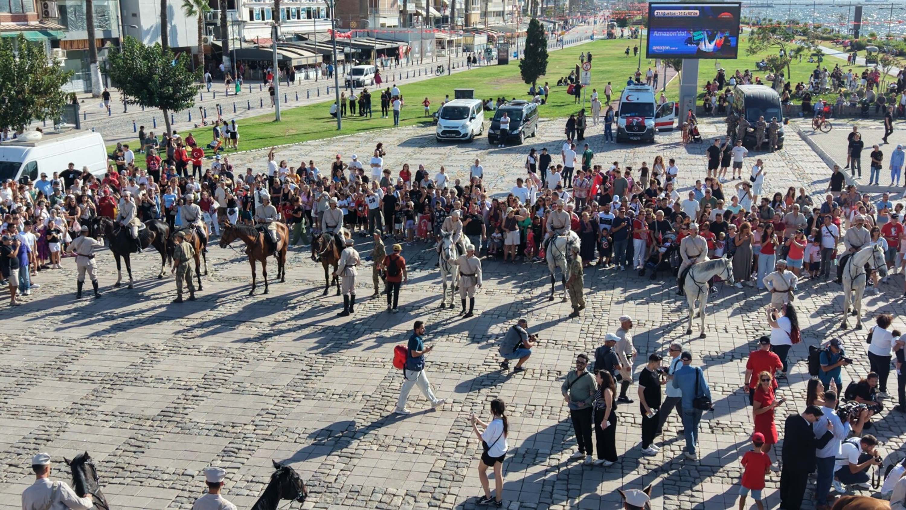 İzmir’de havada karada kurtuluş coşkusu