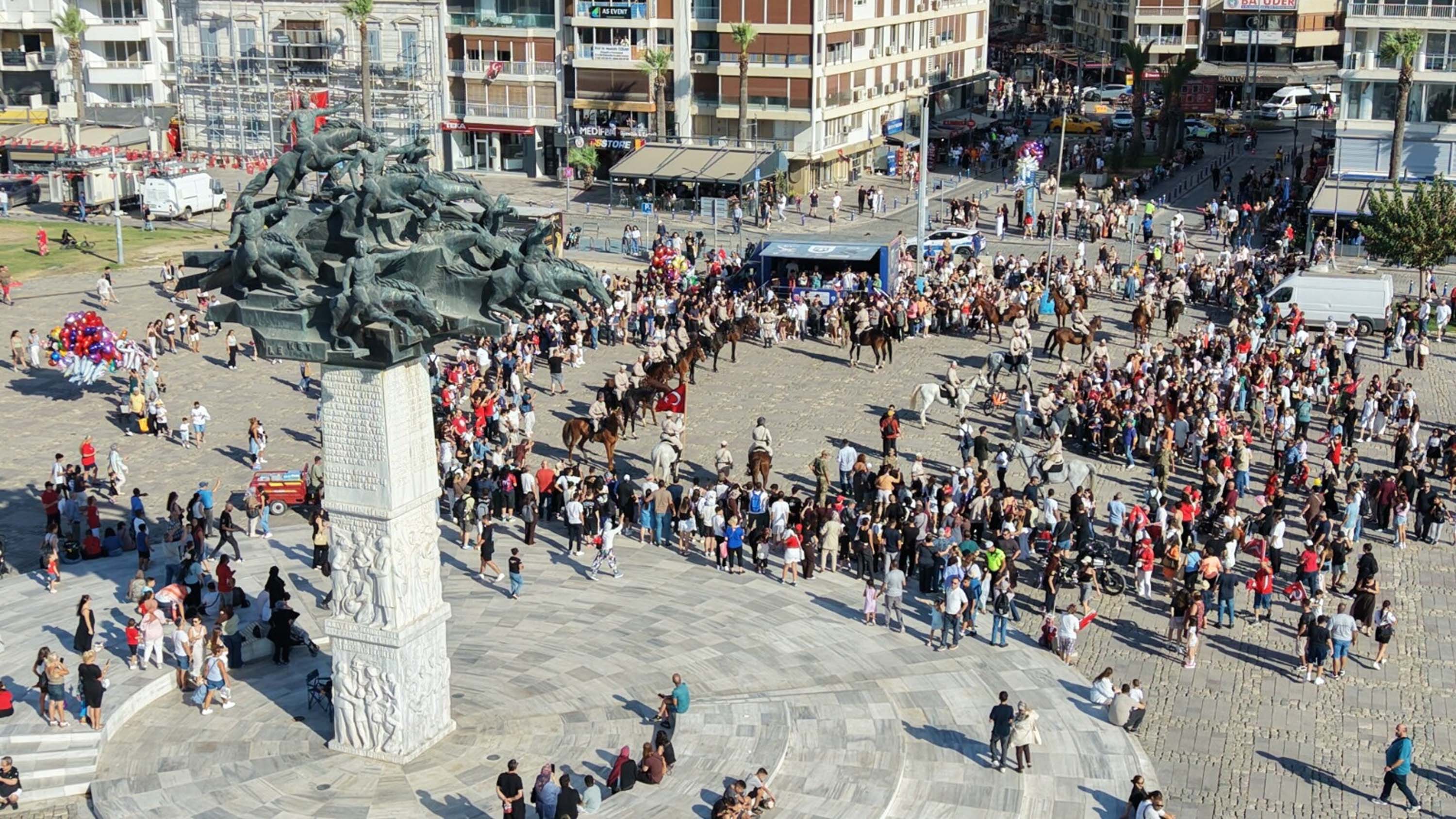 İzmir’de havada karada kurtuluş coşkusu