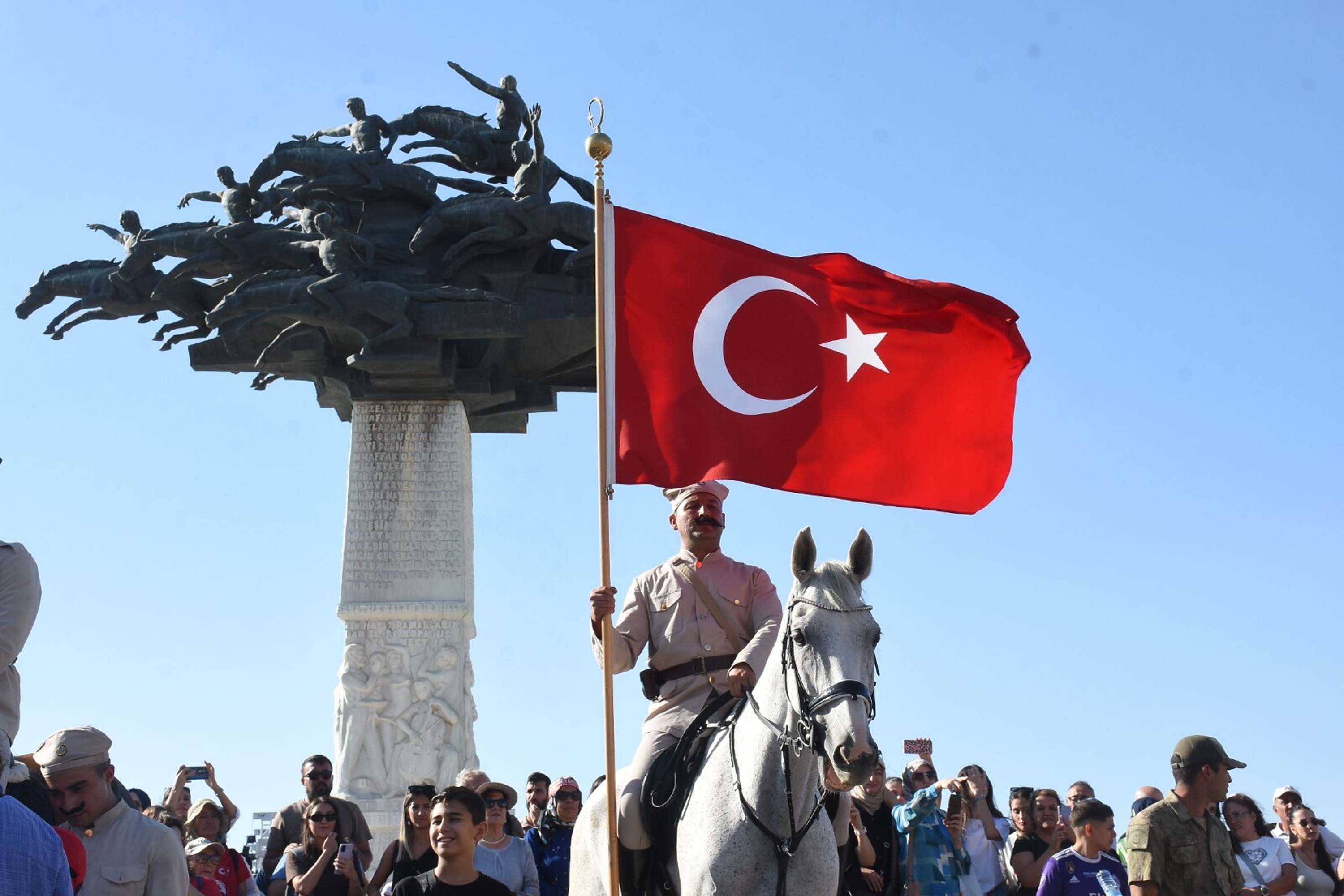 İzmir’de havada karada kurtuluş coşkusu