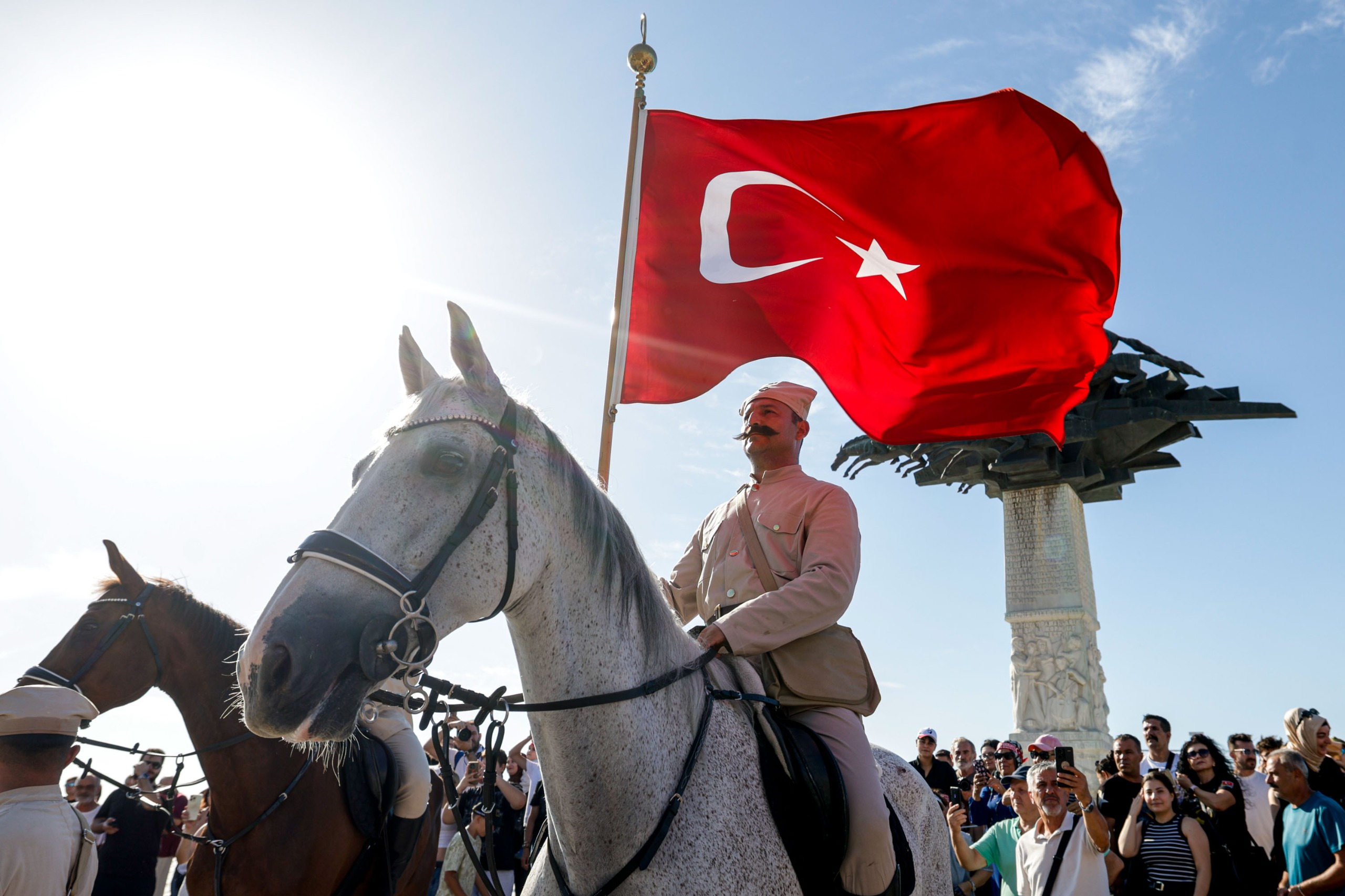 İzmir’de havada karada kurtuluş coşkusu