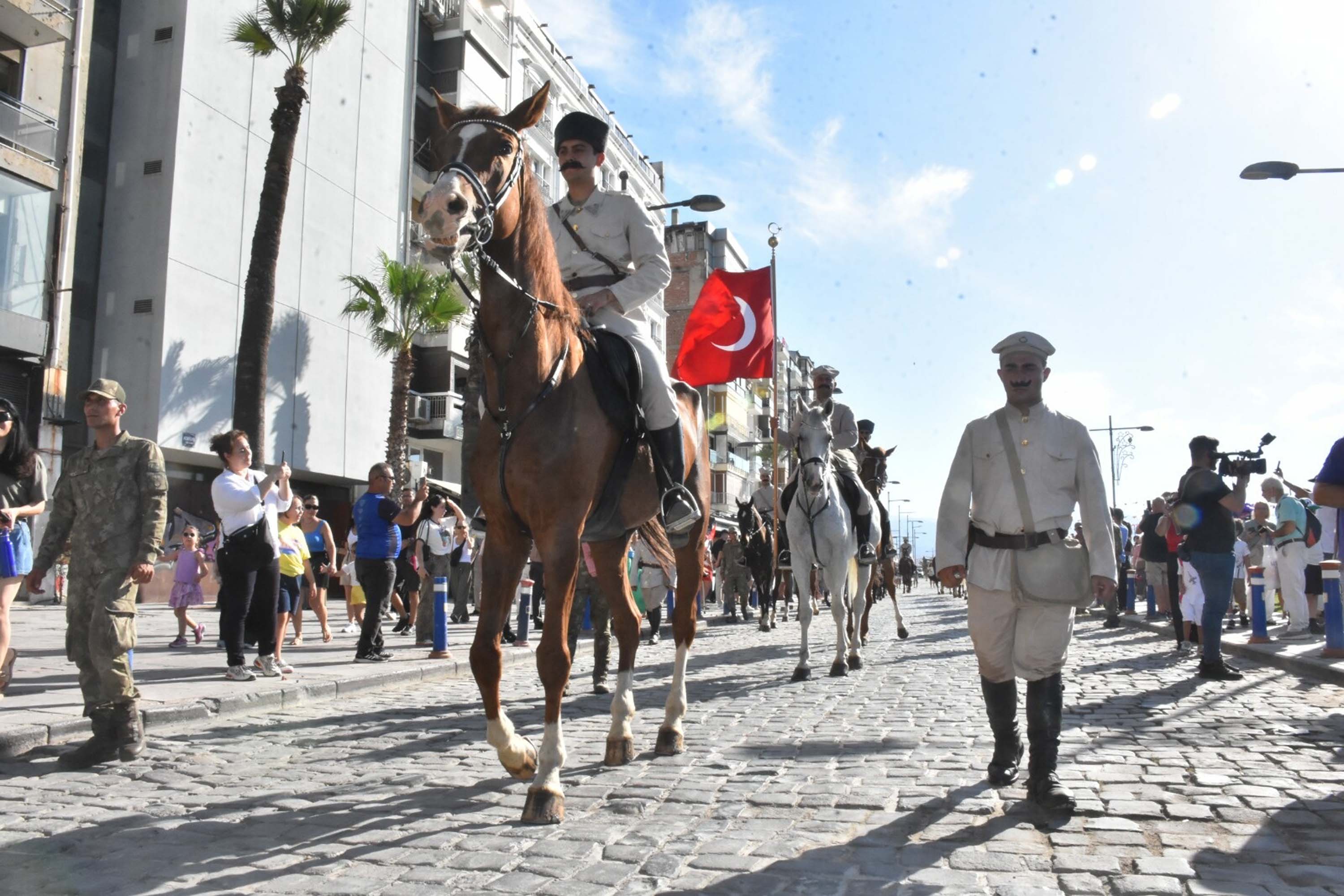 İzmir’de havada karada kurtuluş coşkusu