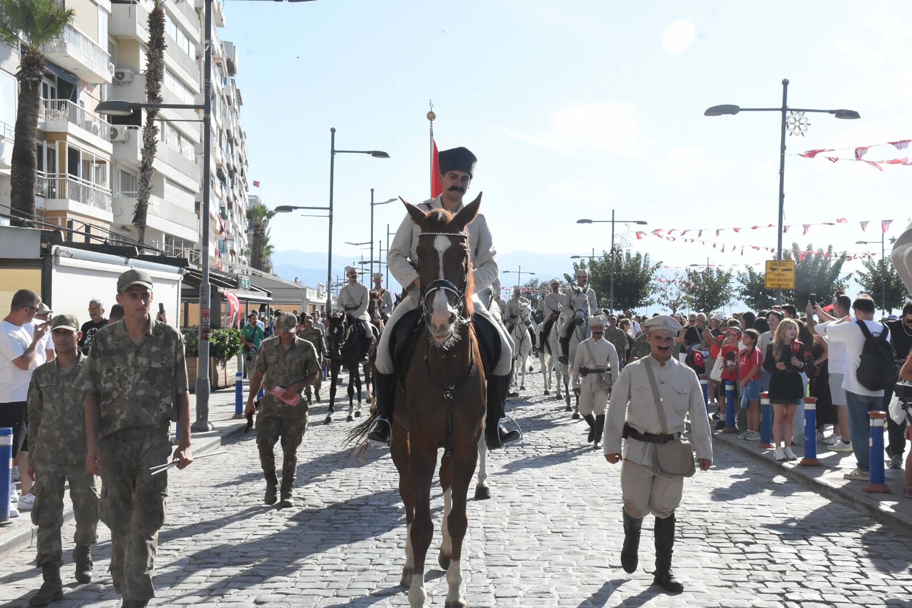 İzmir’de havada karada kurtuluş coşkusu