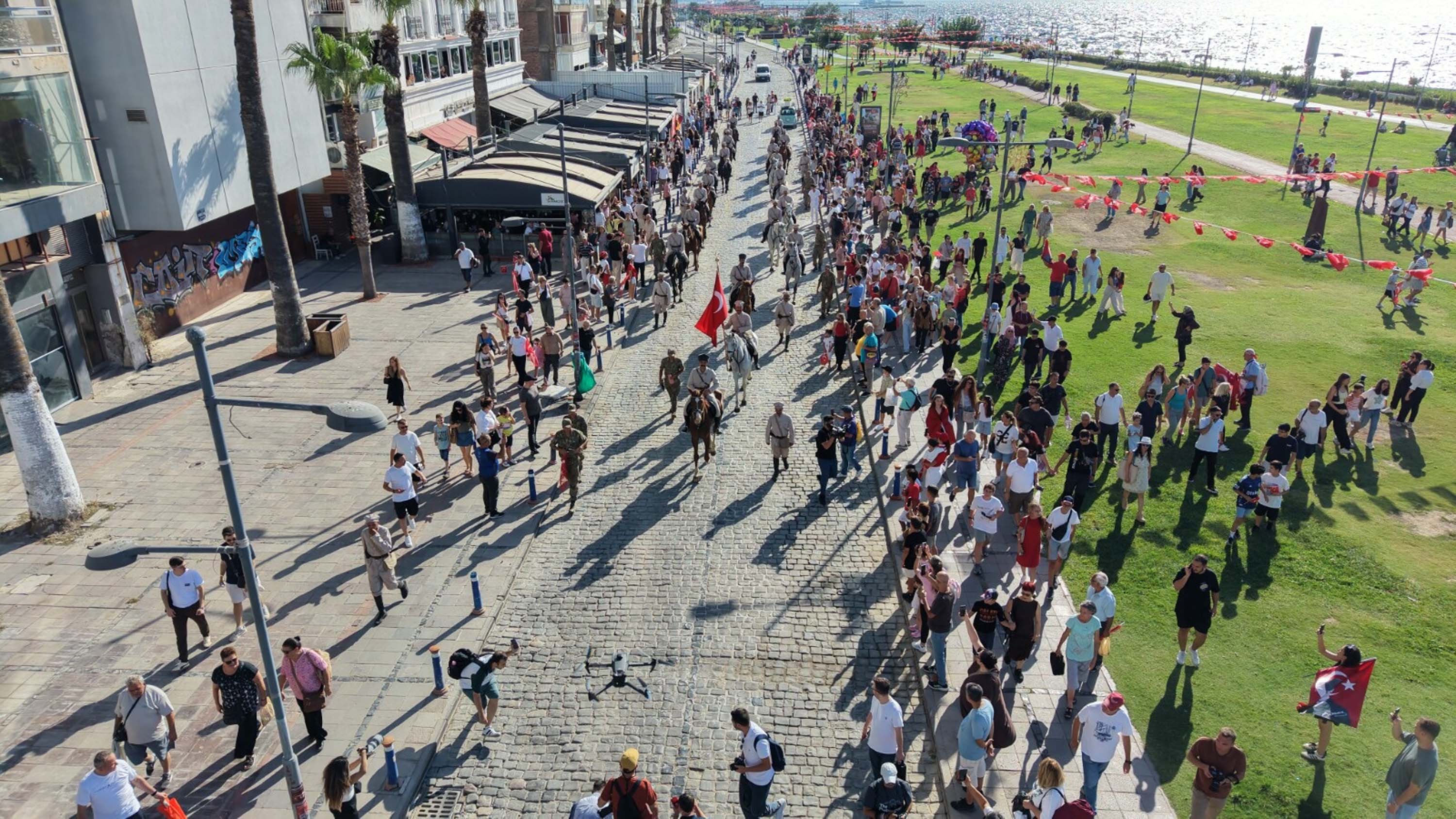 İzmir’de havada karada kurtuluş coşkusu