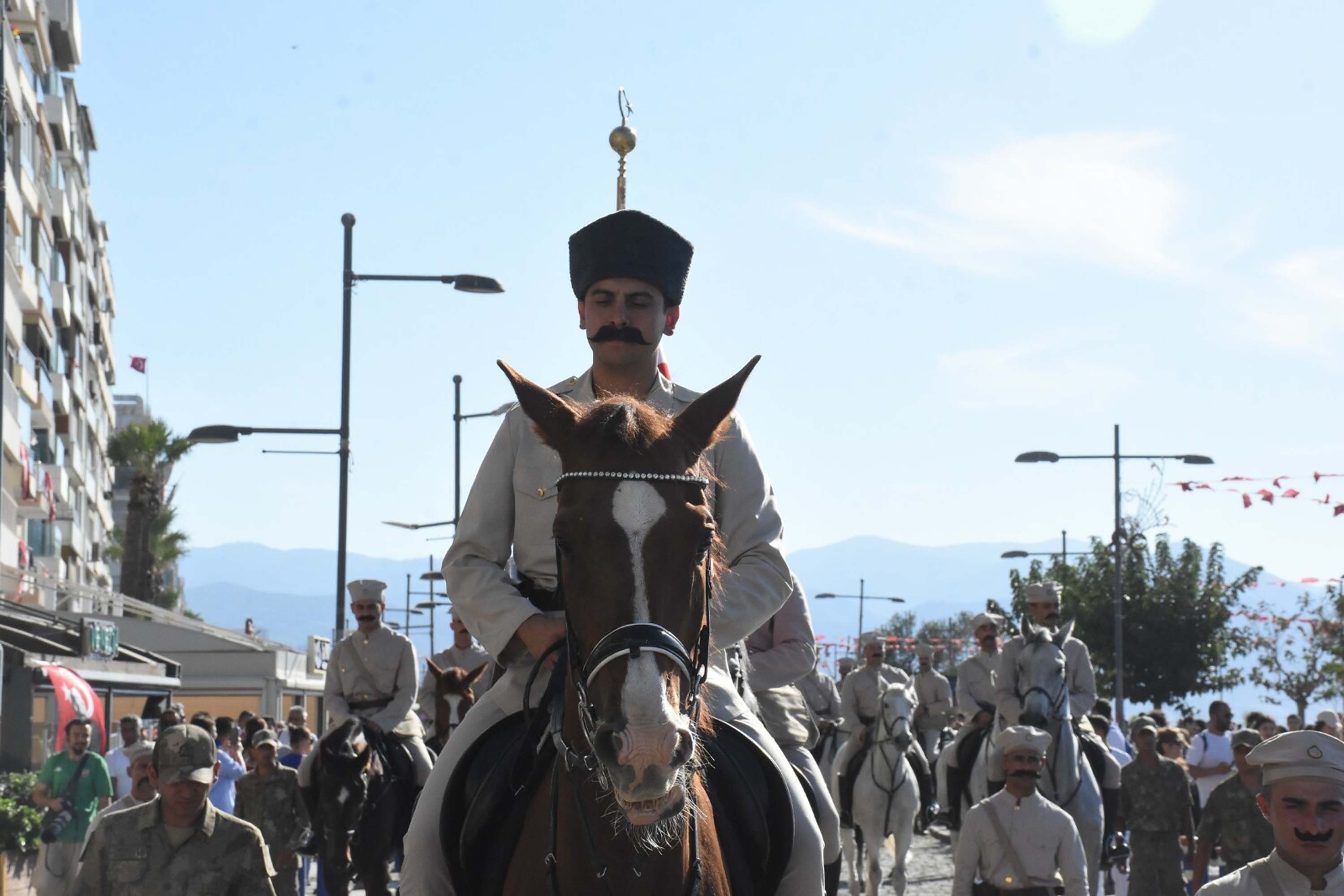 İzmir’de havada karada kurtuluş coşkusu