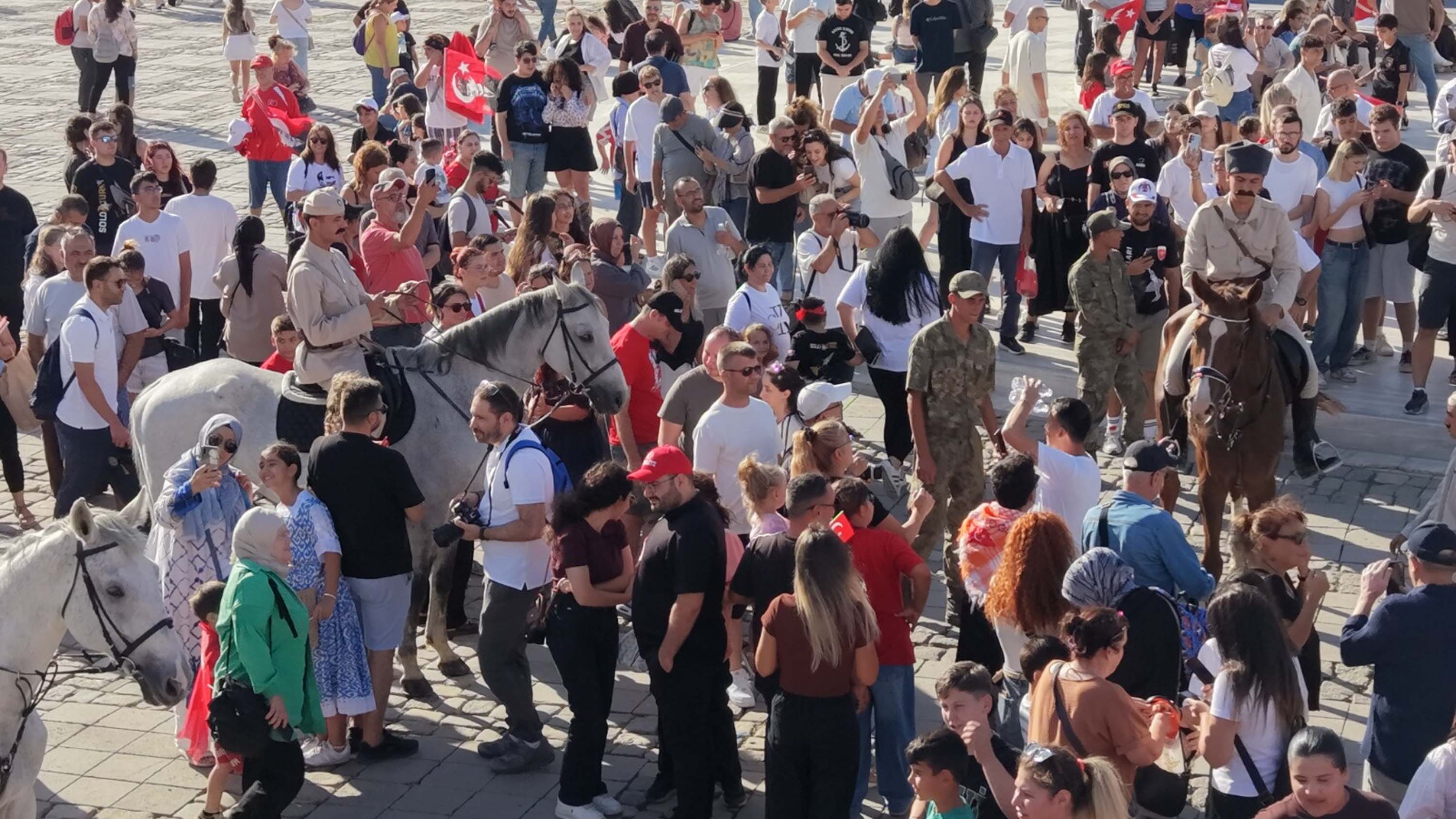 İzmir’de havada karada kurtuluş coşkusu