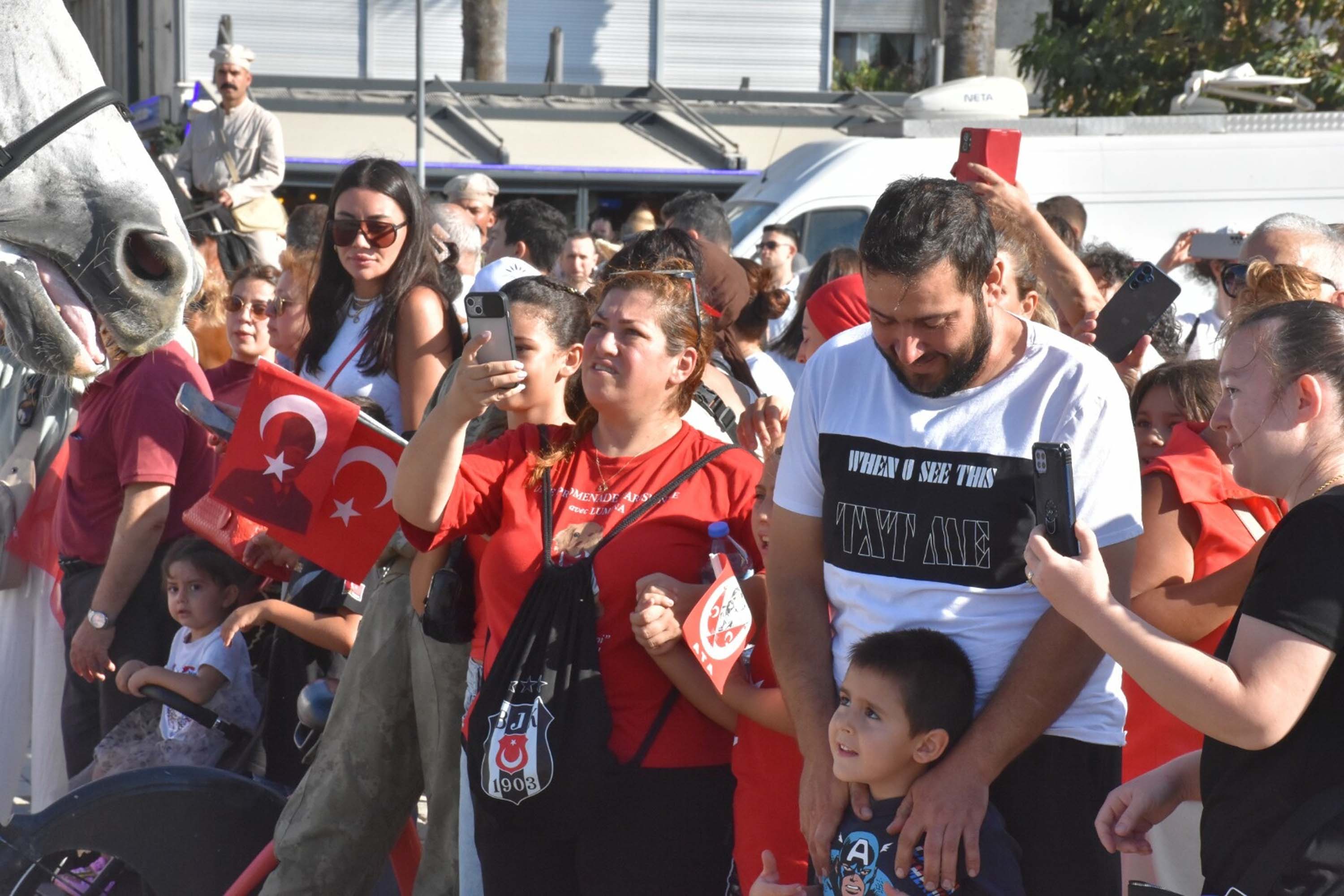 İzmir’de havada karada kurtuluş coşkusu