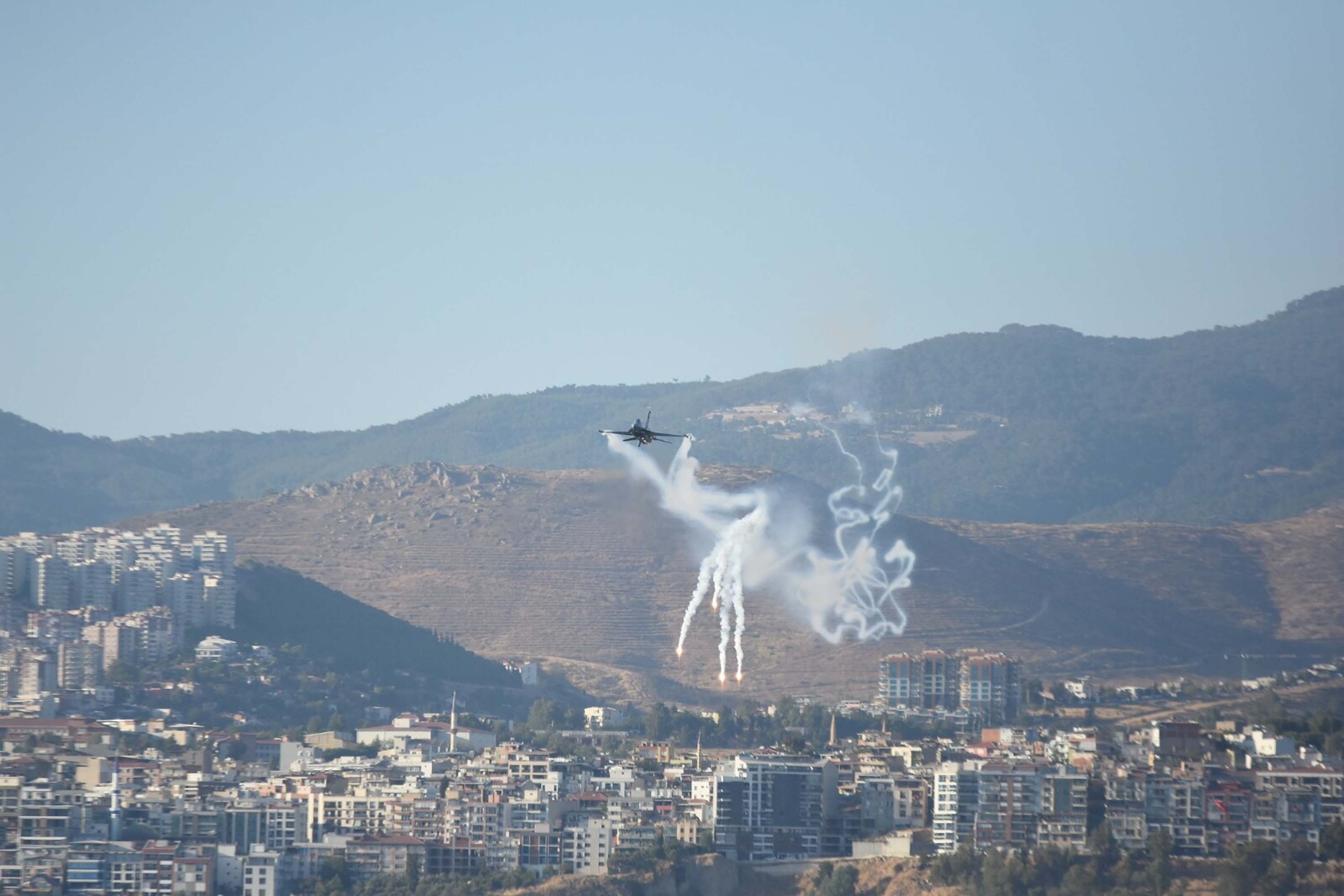 İzmir’de havada karada kurtuluş coşkusu