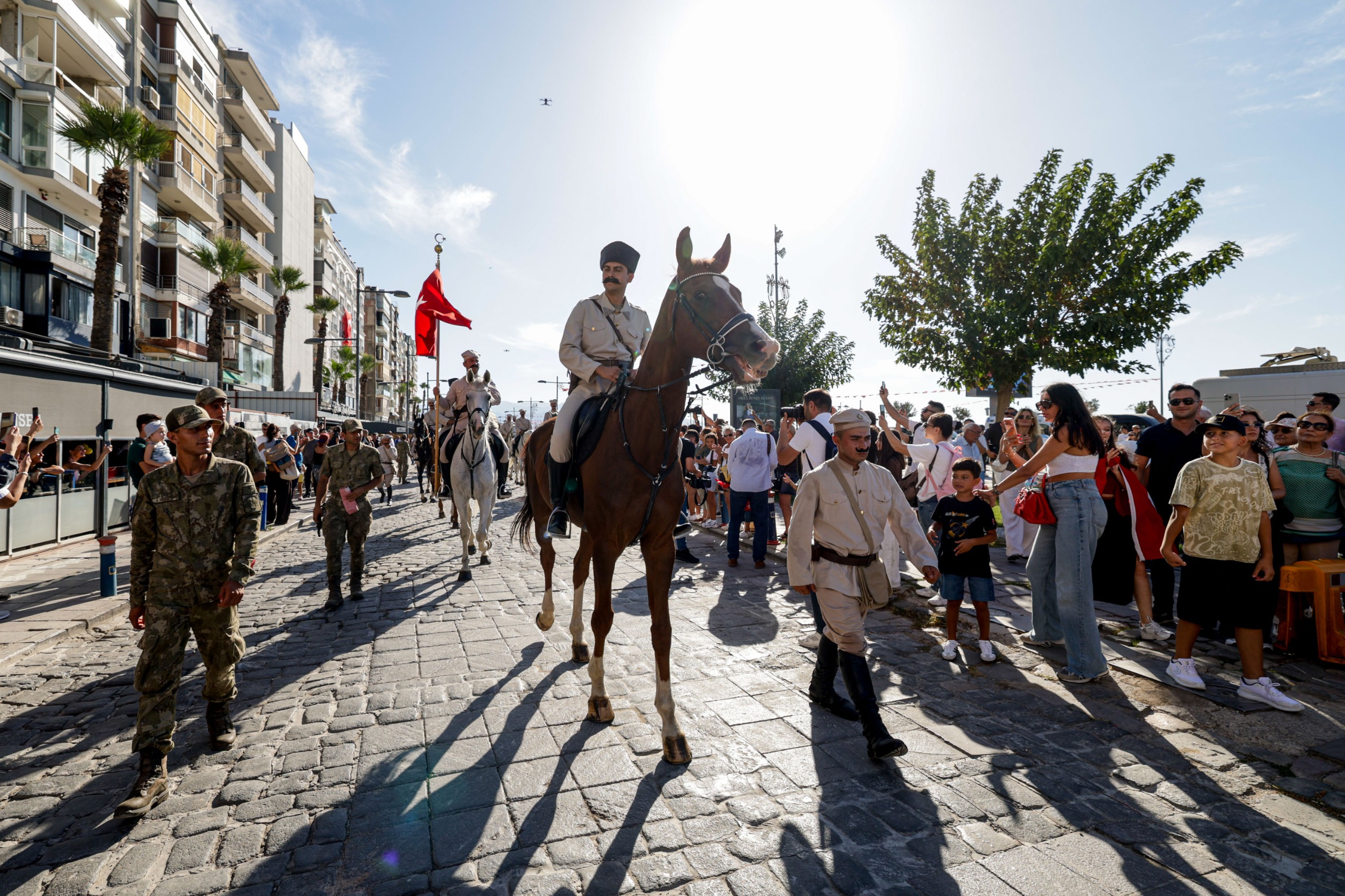 İzmir’de havada karada kurtuluş coşkusu
