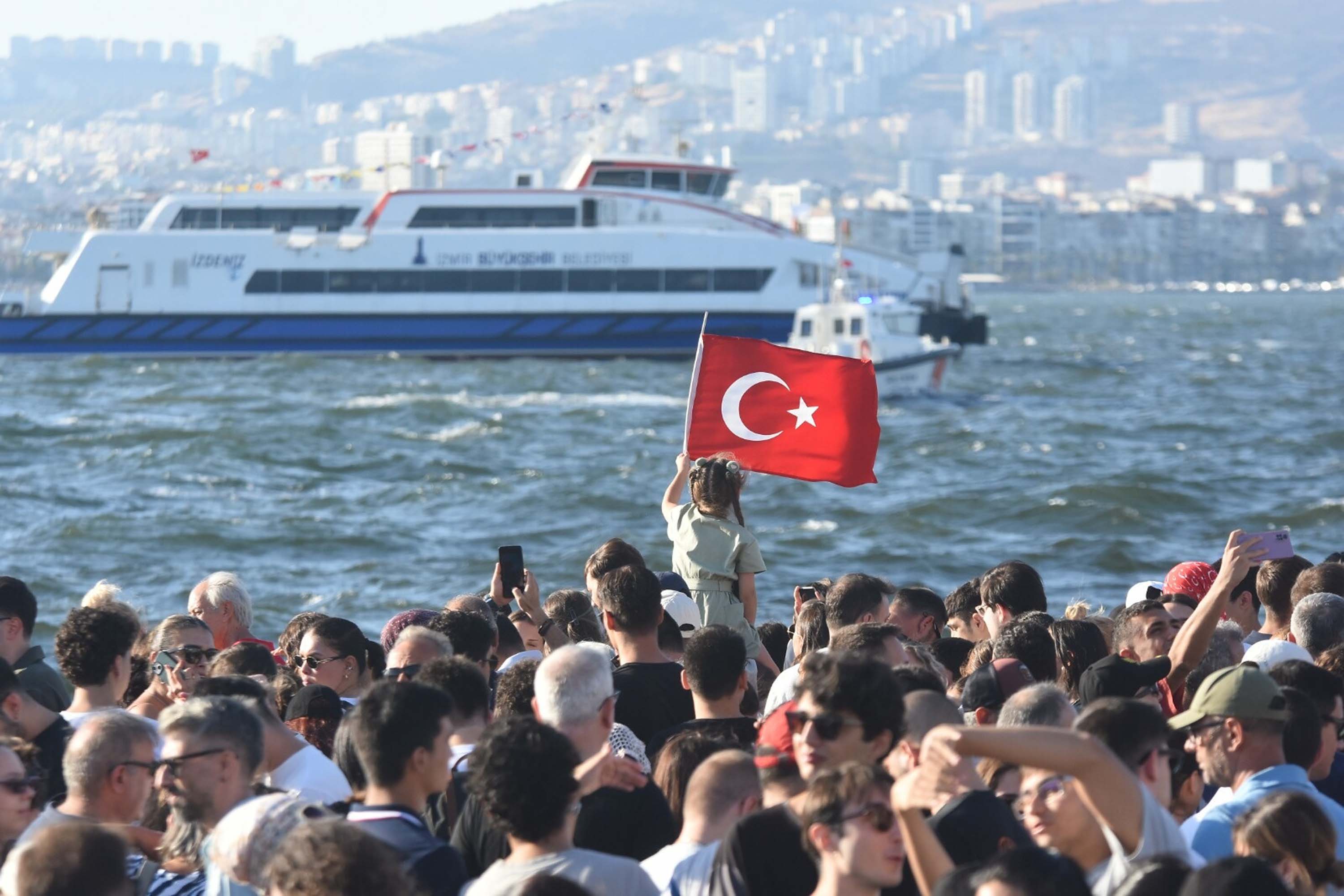 İzmir’de havada karada kurtuluş coşkusu