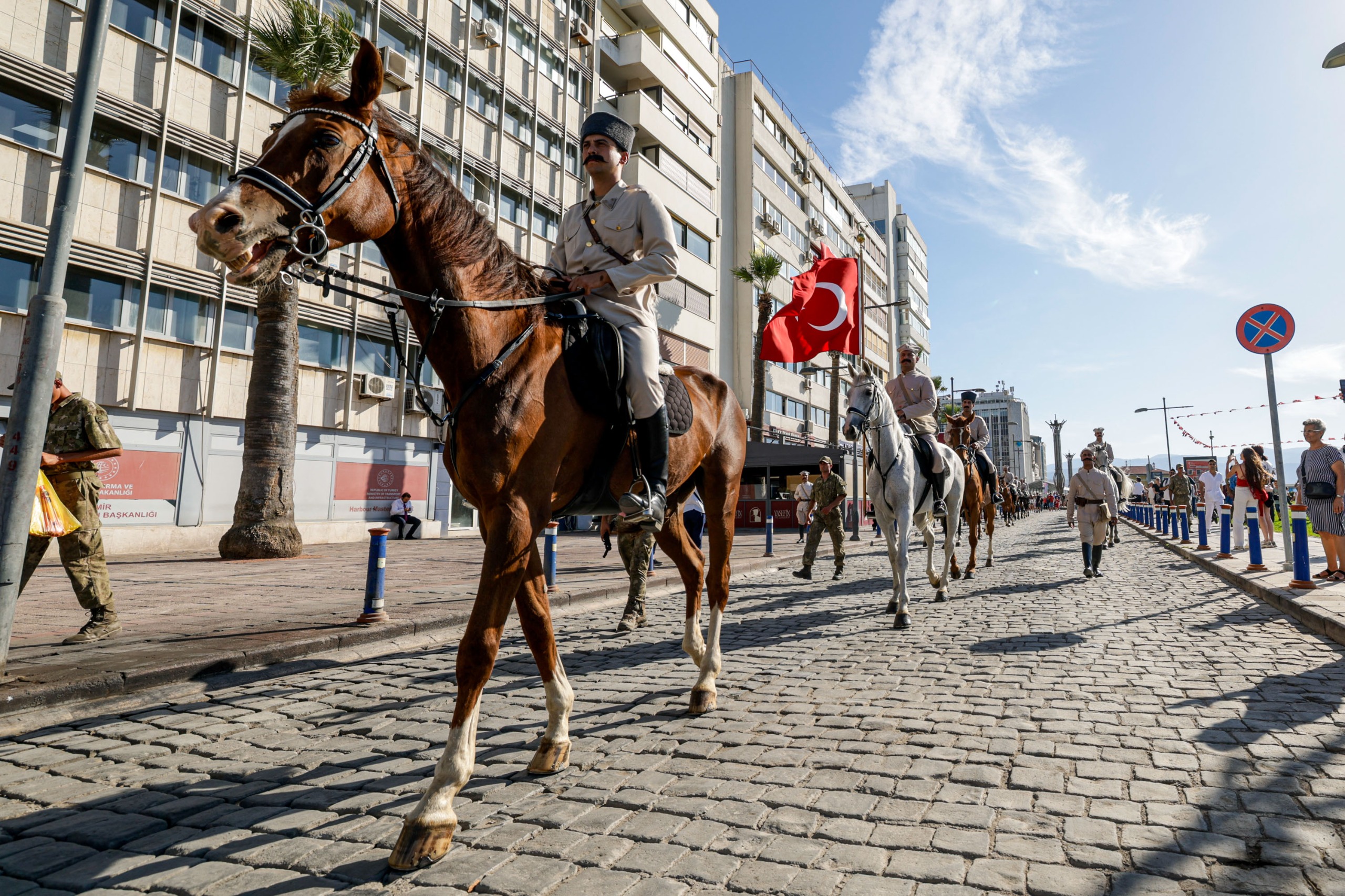 İzmir’de havada karada kurtuluş coşkusu