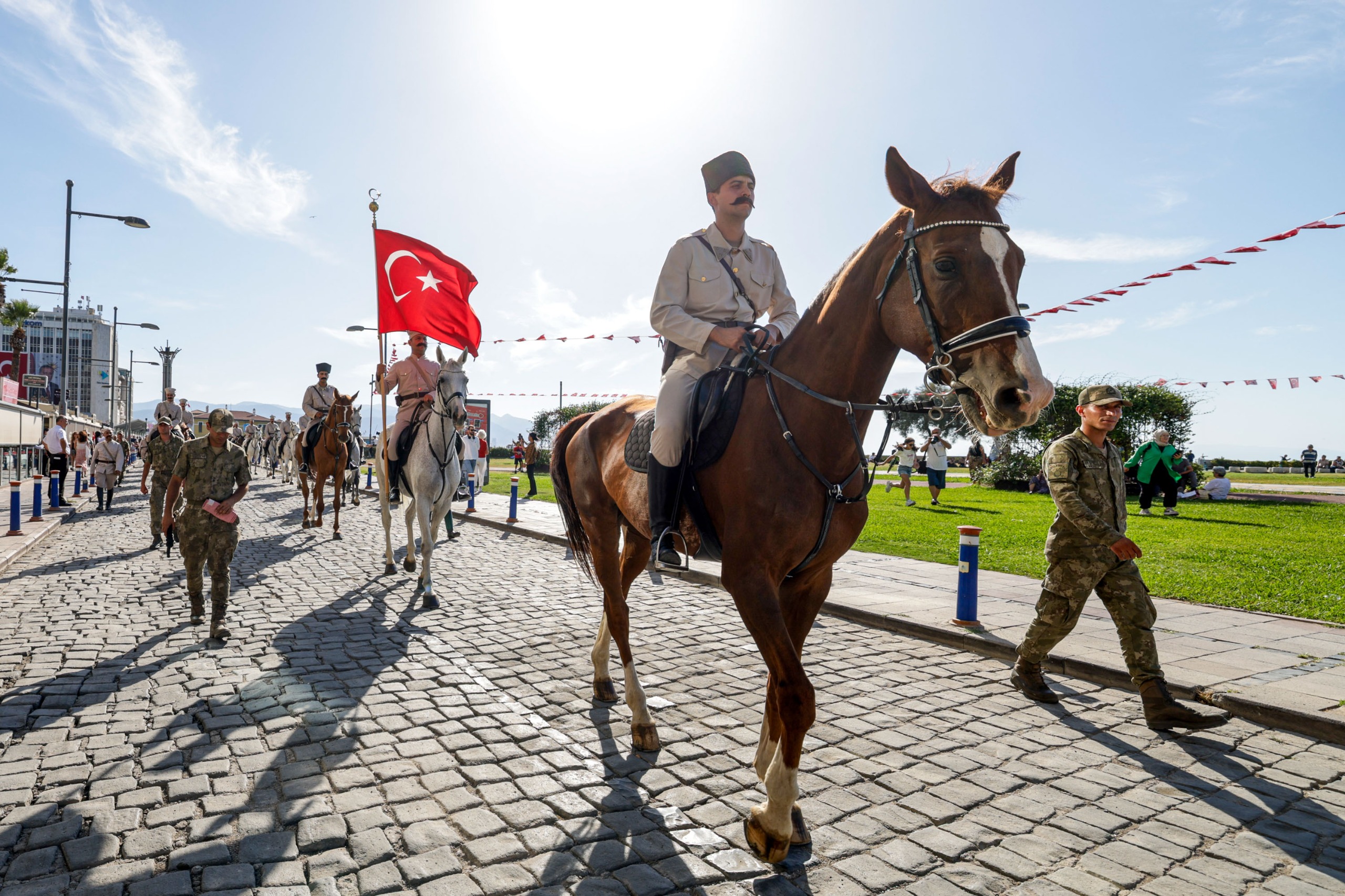 İzmir’de havada karada kurtuluş coşkusu