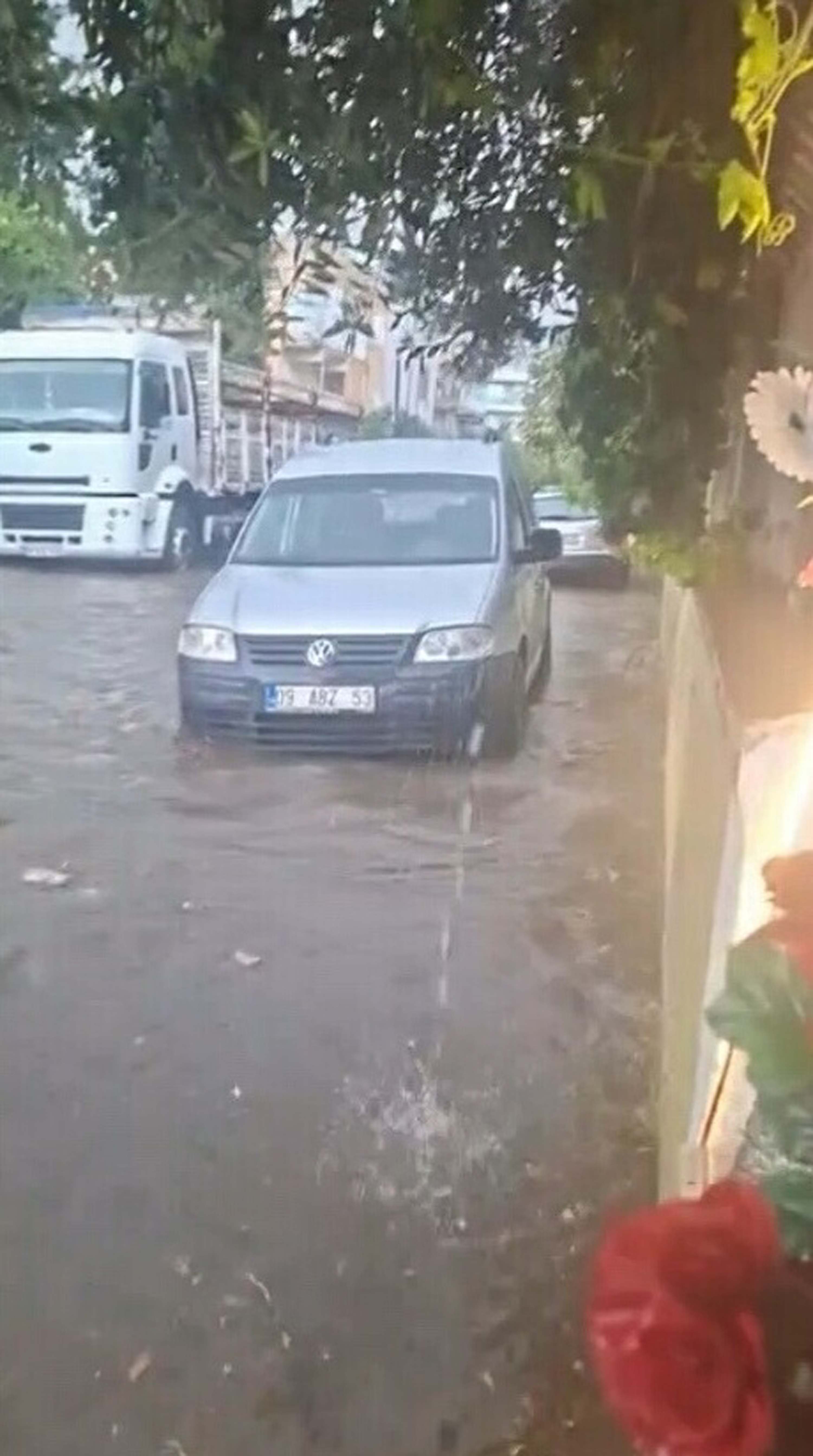Aydın'da sağanak yağmur su baskınlarına neden oldu