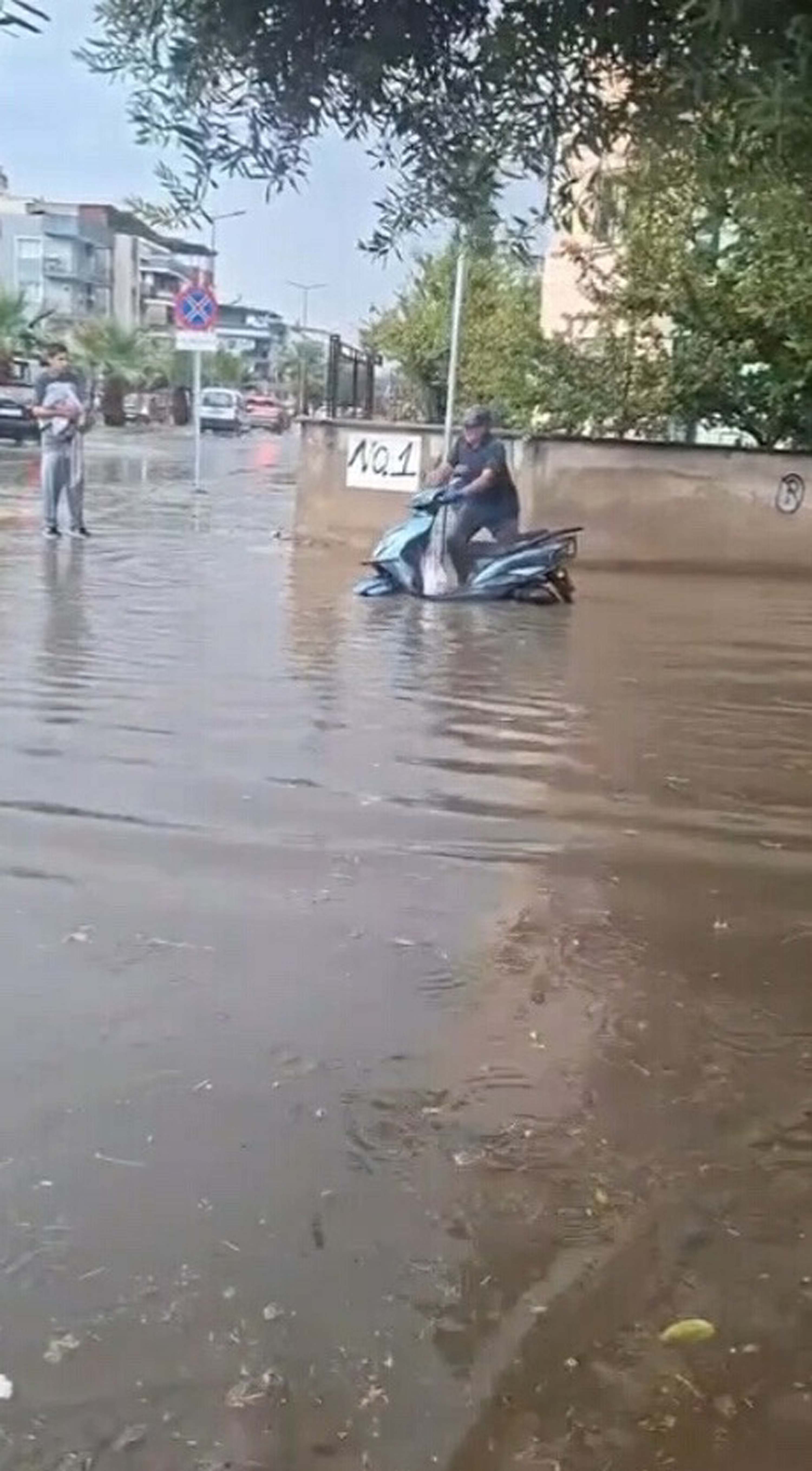 Aydın'da sağanak yağmur su baskınlarına neden oldu