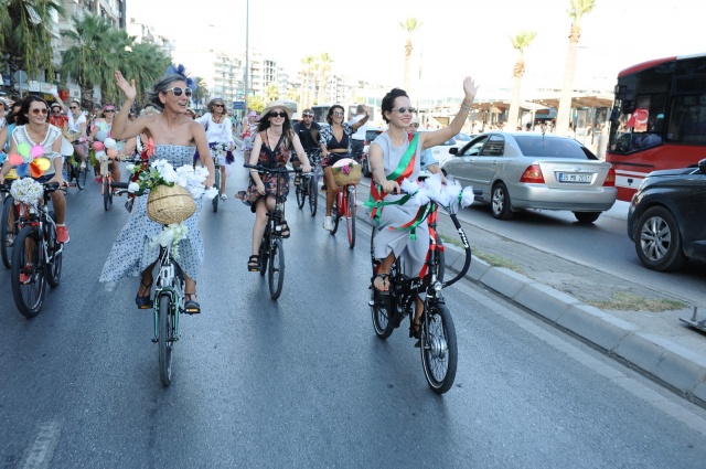 'Süslü Kadınlar' Karşıyaka'da pedalladı