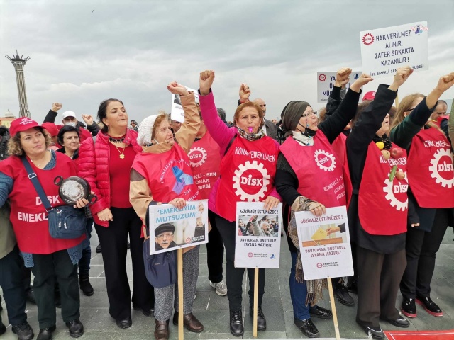 İzmir'de kefen giyip tabut taşıyan emekliler hükümete tepki gösterdi