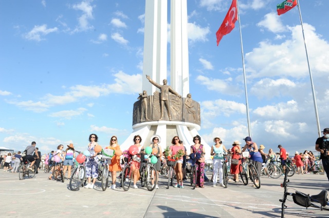 'Süslü Kadınlar' Karşıyaka'da pedalladı