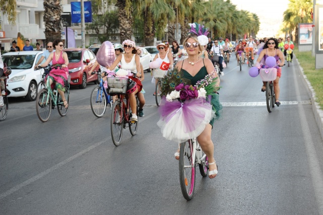 'Süslü Kadınlar' Karşıyaka'da pedalladı