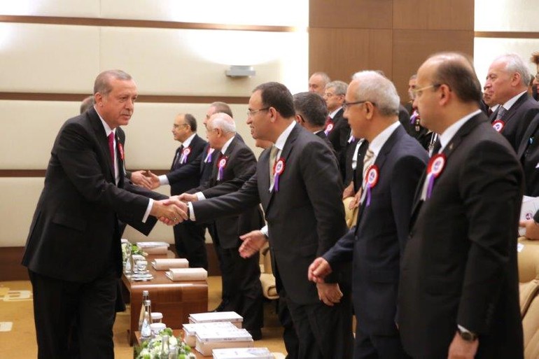 Kılıçdaroğlu ayağa kalktı, Erdoğan elini sıkmadı