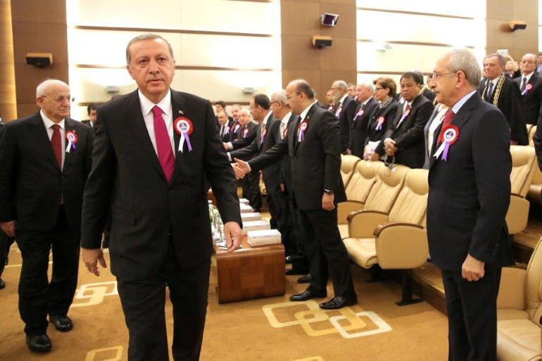 Kılıçdaroğlu ayağa kalktı, Erdoğan elini sıkmadı
