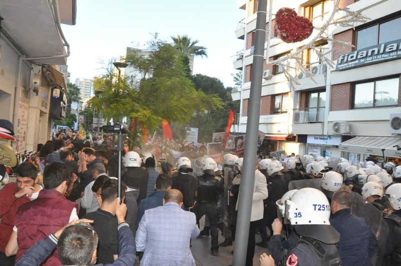 Polis müdahalesi;12 gözaltı!