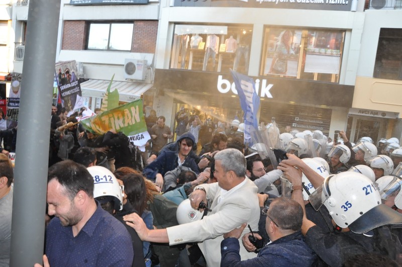 Polis müdahalesi;12 gözaltı!