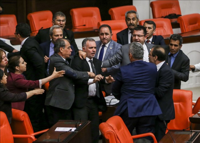 Küfürler havada uçuştu! Ak Partili ve HDP'li vekiller yumruk yumruğa kavga ettiler