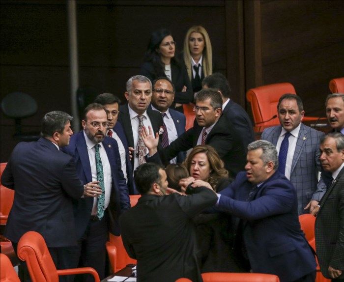 Küfürler havada uçuştu! Ak Partili ve HDP'li vekiller yumruk yumruğa kavga ettiler