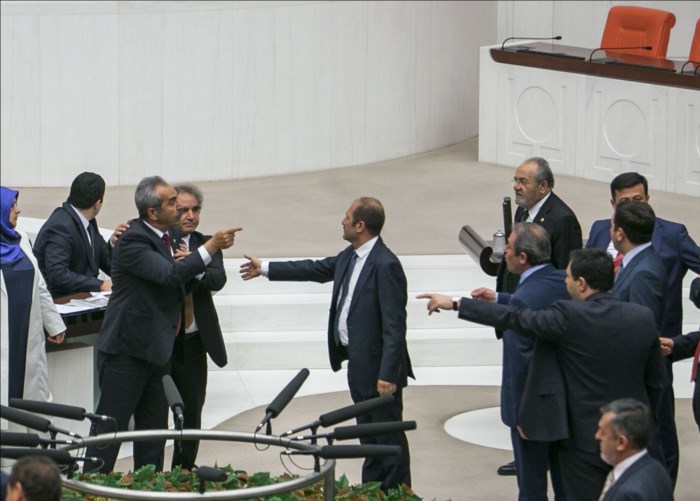 Küfürler havada uçuştu! Ak Partili ve HDP'li vekiller yumruk yumruğa kavga ettiler