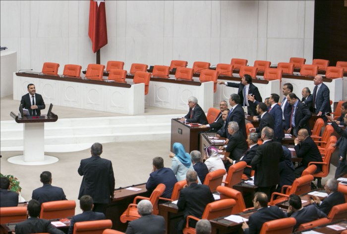 Küfürler havada uçuştu! Ak Partili ve HDP'li vekiller yumruk yumruğa kavga ettiler